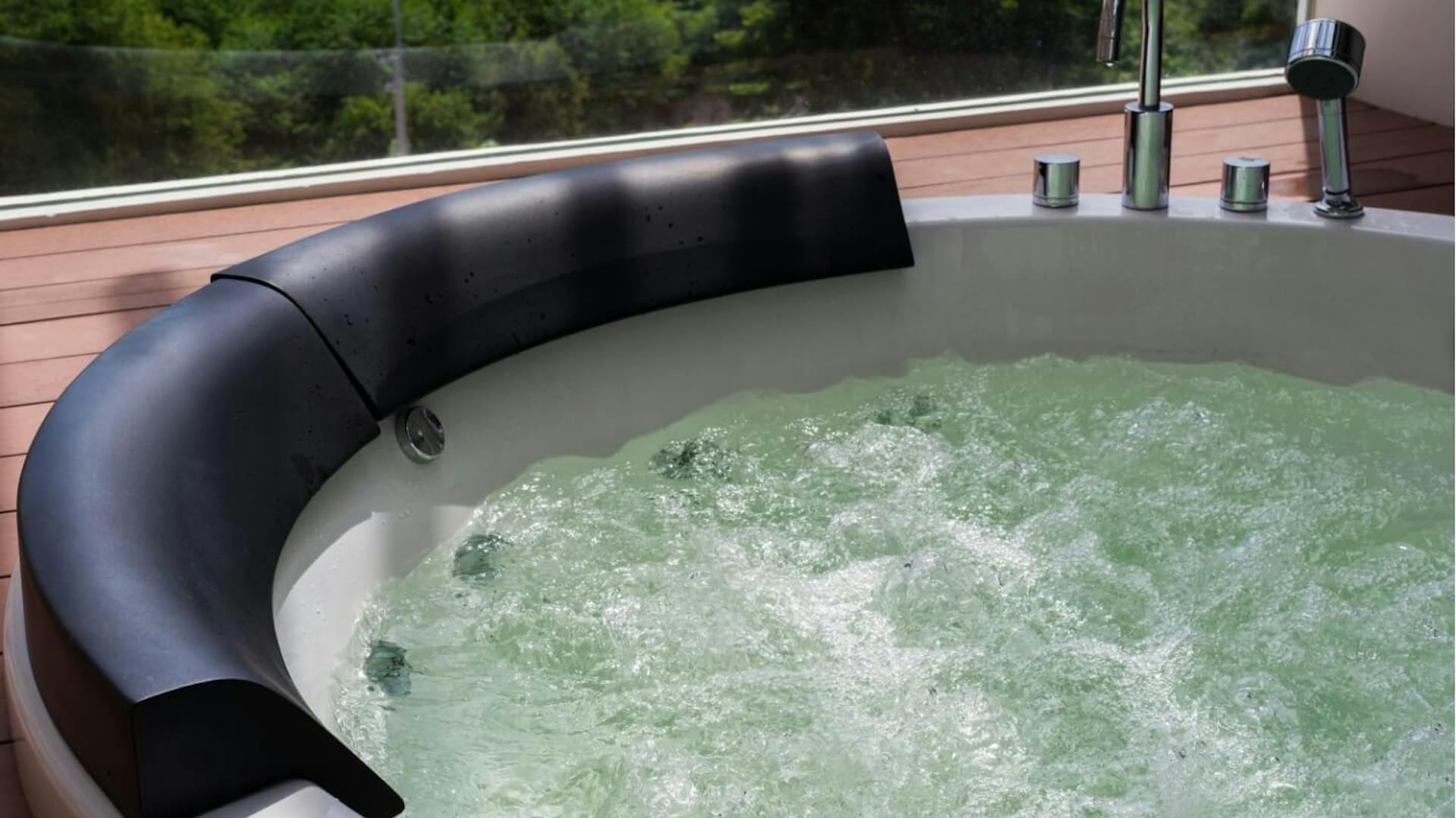 Pezsgőfürdő fekete háttámlával és pezsgő vízzel