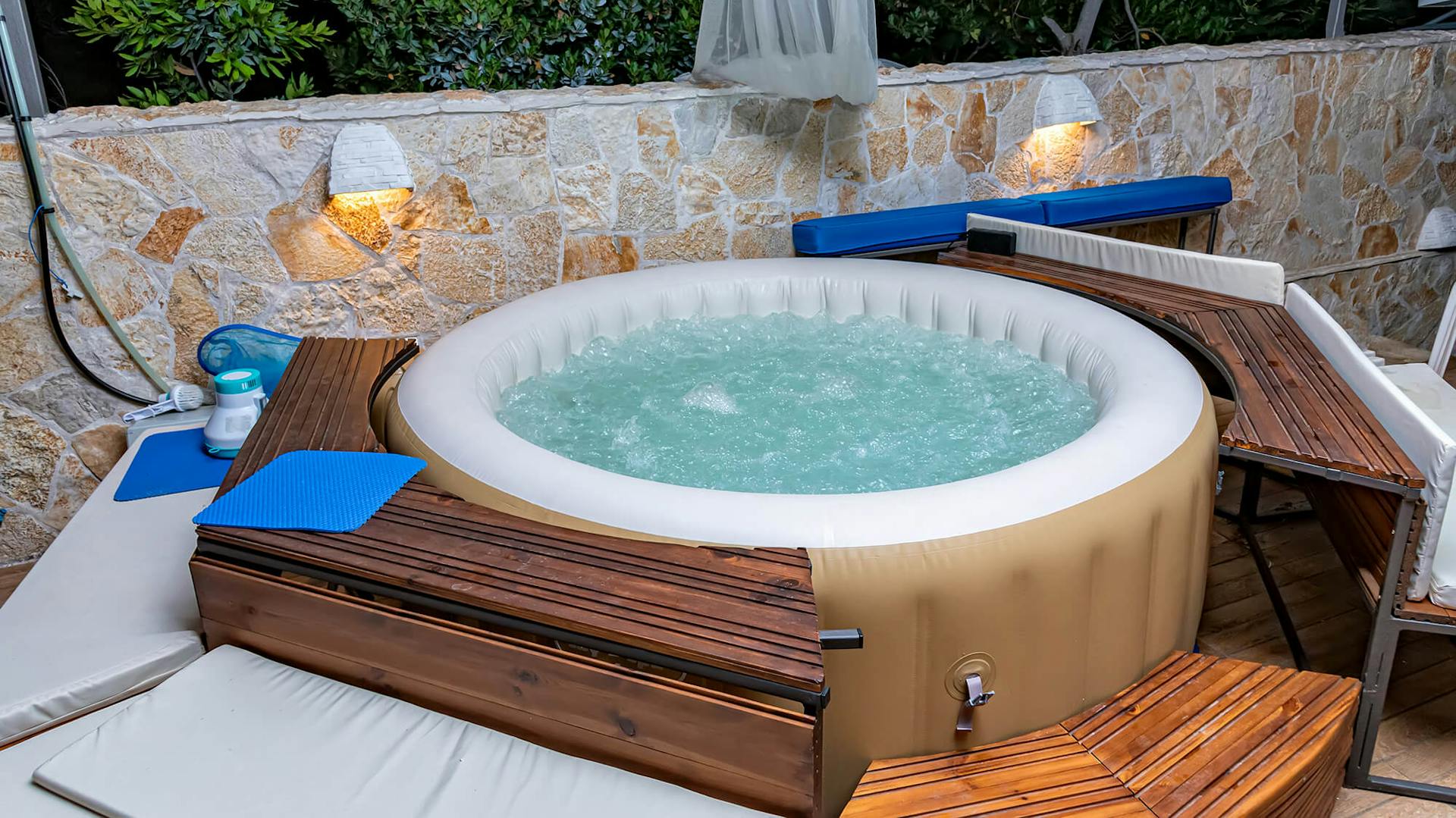 Eckige Holzumrandung um einen aufblasbaren Whirlpool.