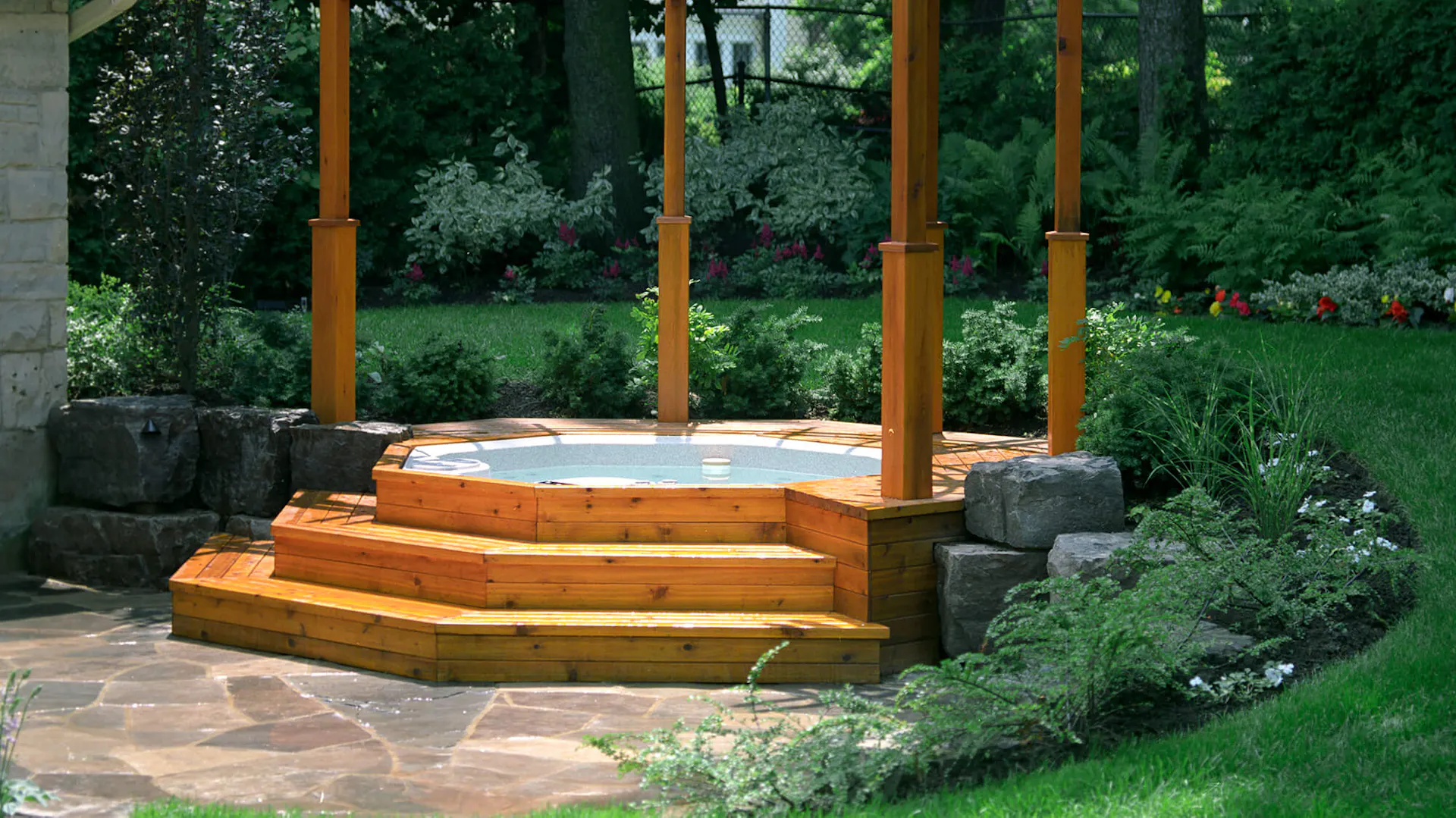 Whirlpool mit Überdachung und Holzverkleidung