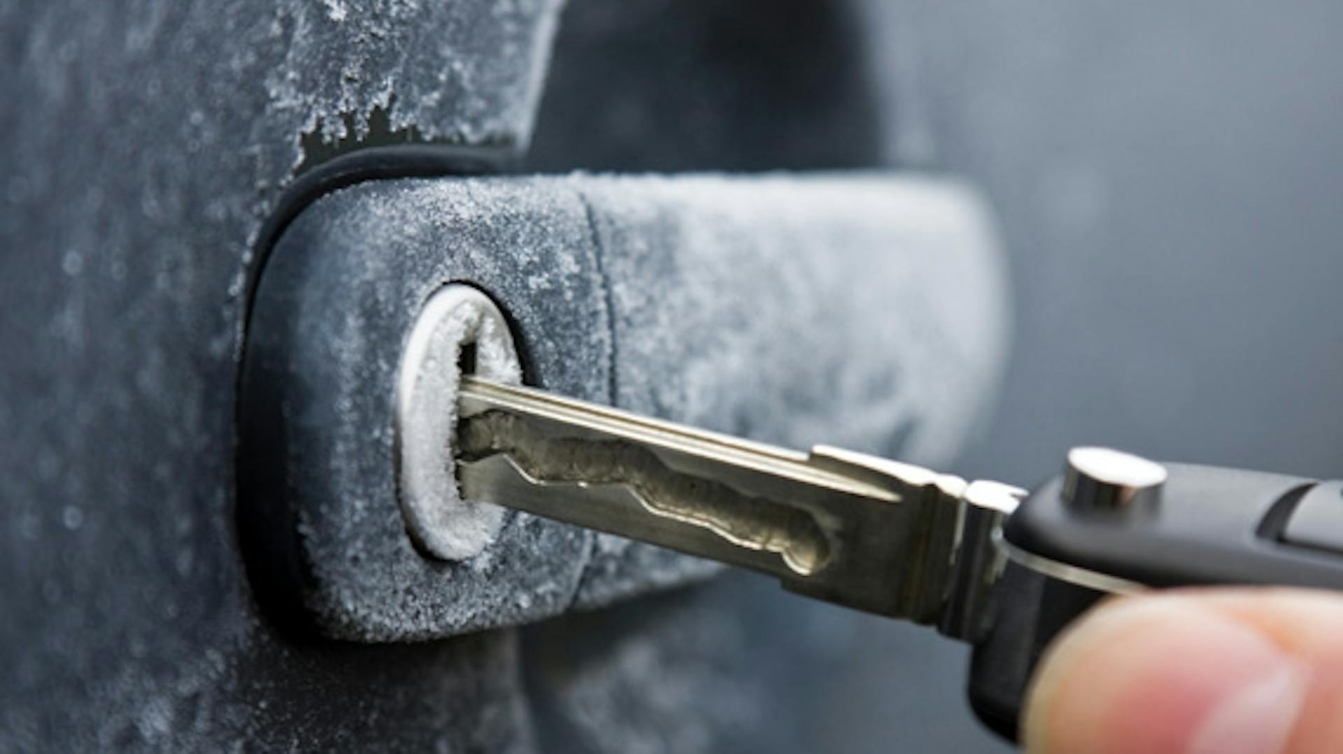 Schlüssel vor gefrorenem Türschloss am PKW.