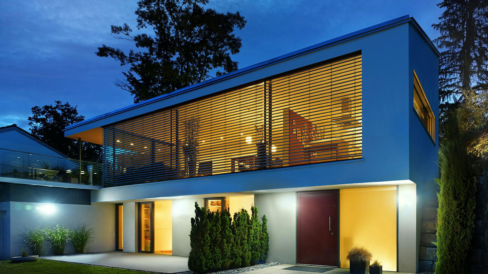 Modernes Haus mit Außenbeleuchtung