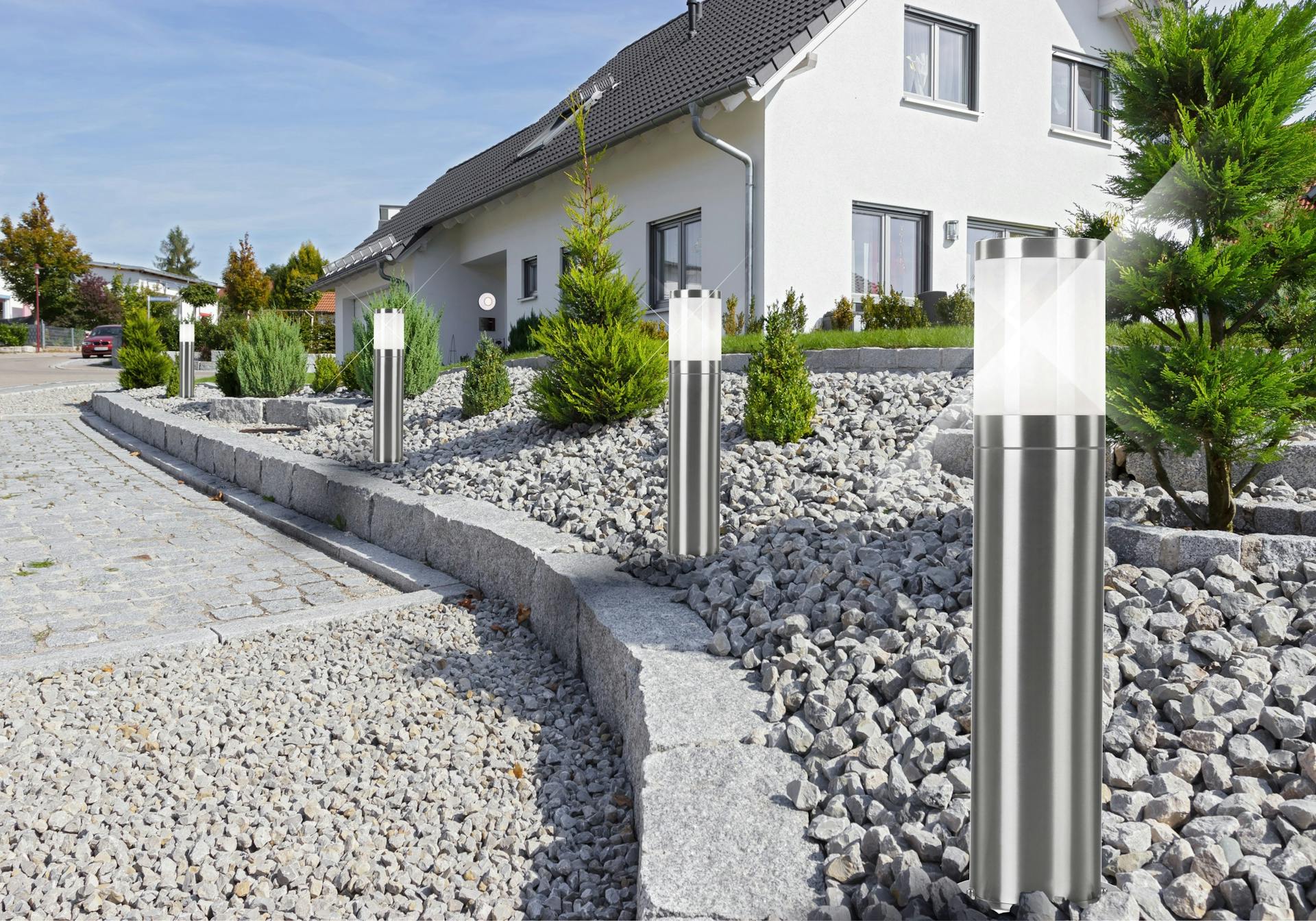 Lampade a stelo sul vialetto che porta alla casa