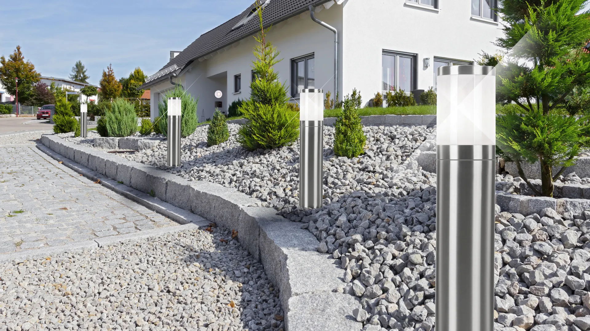 Útmegvilágító lámpák a házhoz vezető járda mellett