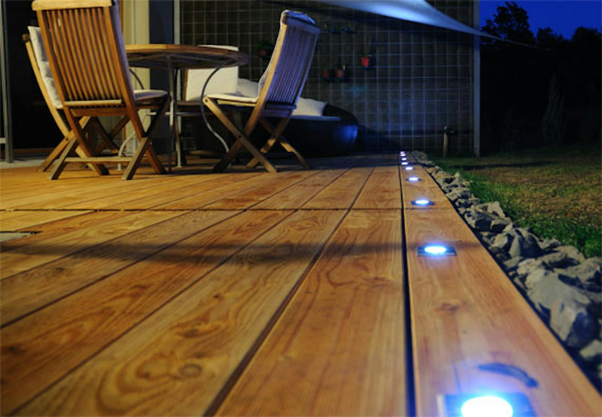 Faretti sulle assi del terrazzo per l’illuminazione notturna