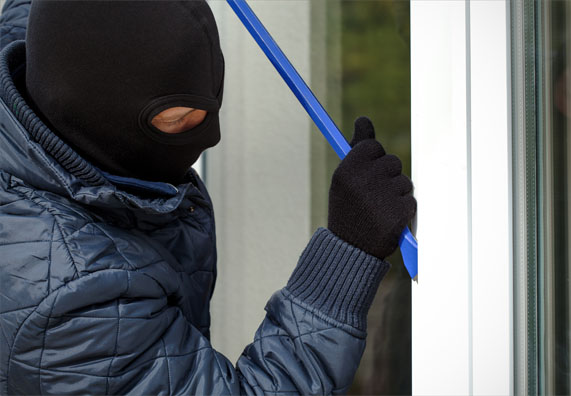  Un ladro entra in una finestra