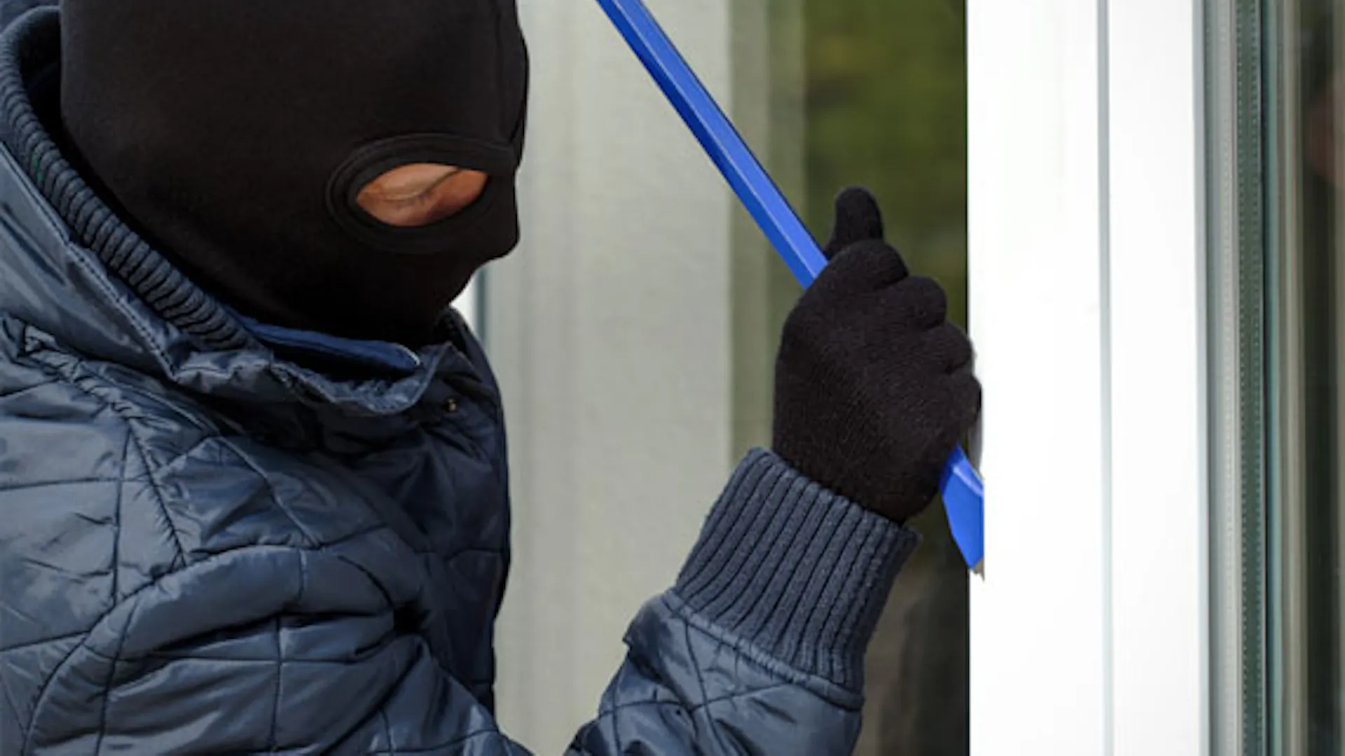 Un ladro entra in una finestra