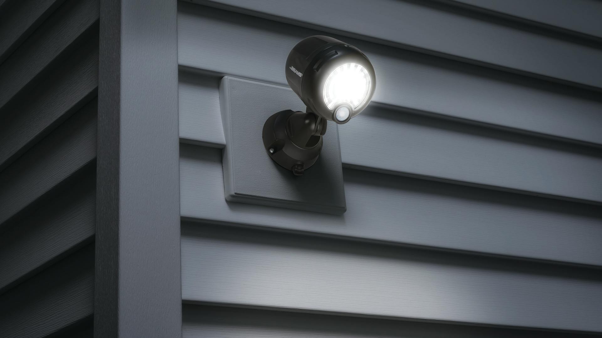 Pripojenie detektora pohybu v exteriéri na osvetlenie vonkajšieho priestoru.