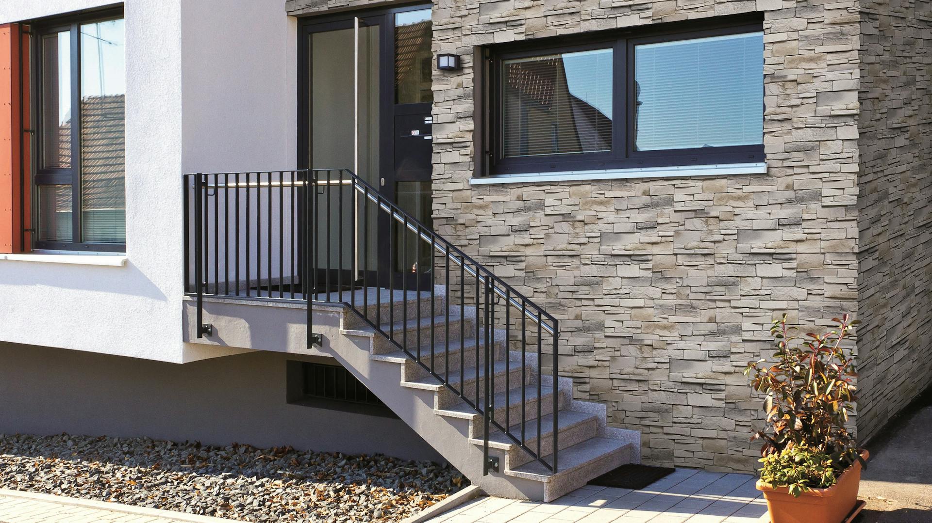 Nastavenie detektora pohybu pri vchode do domu so schodiskom.