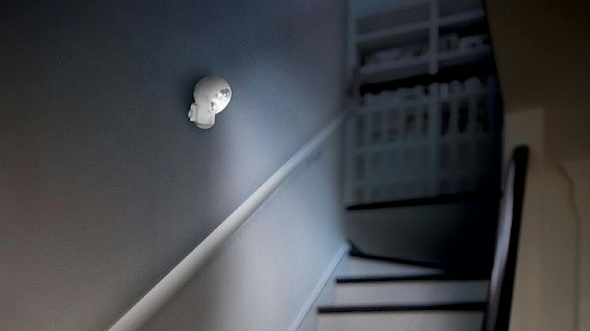 Treppe im Haus im Dunkeln neben Bewegungsmelder-Licht