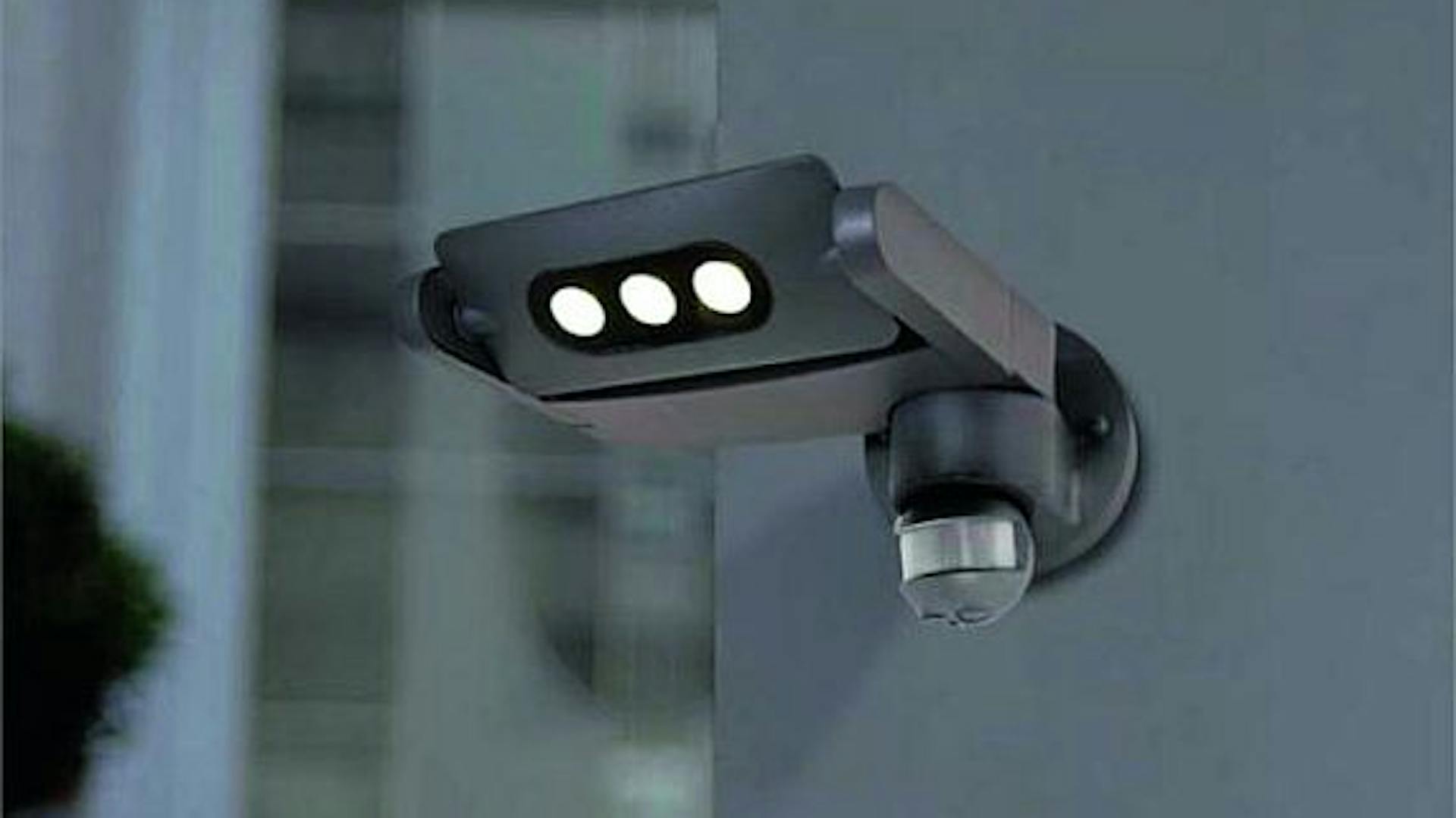 Detektor pohybu s bodovým osvetlením na vonkajšej stene