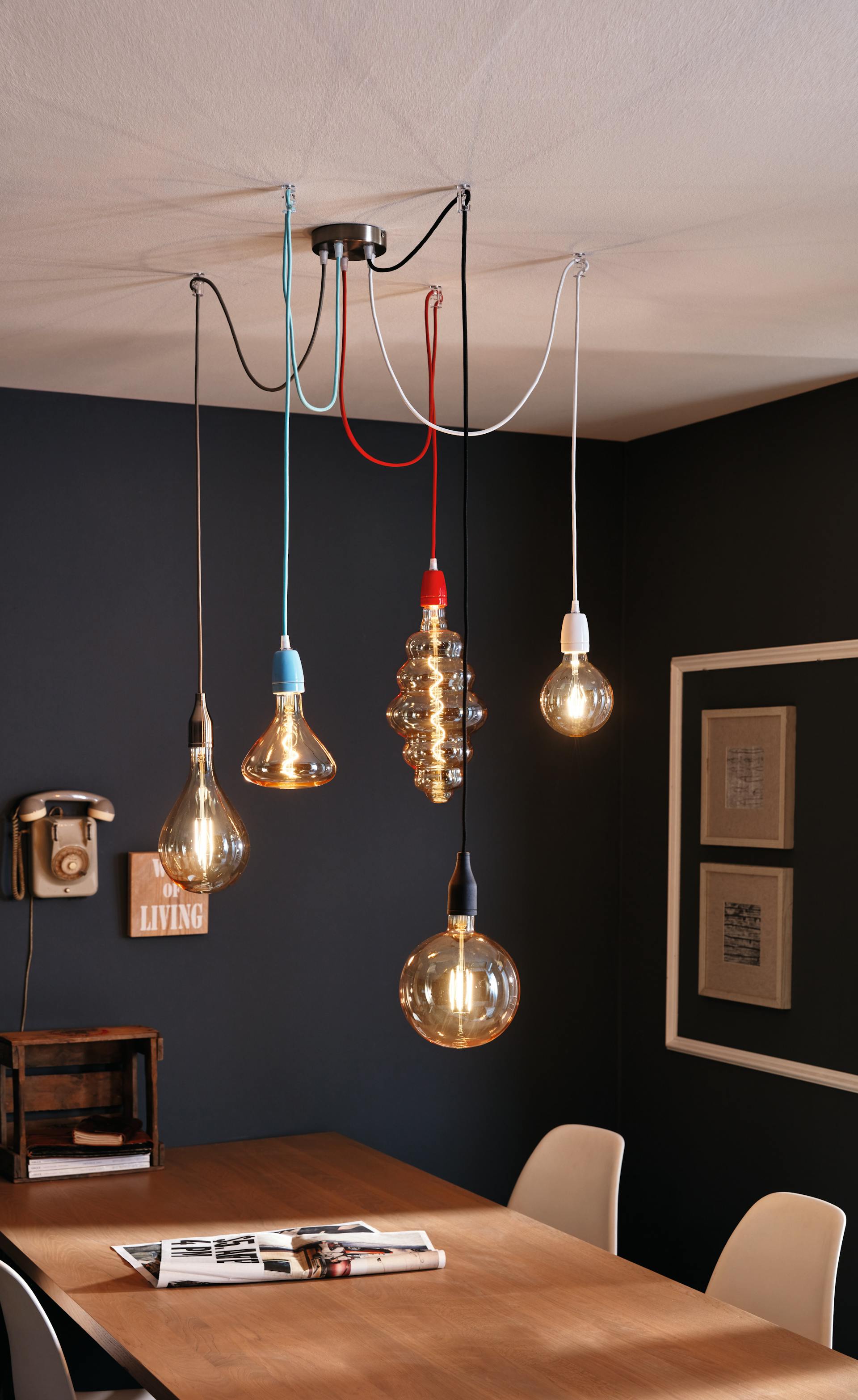 Lampade a sospensione colorate sopra il tavolo da pranzo