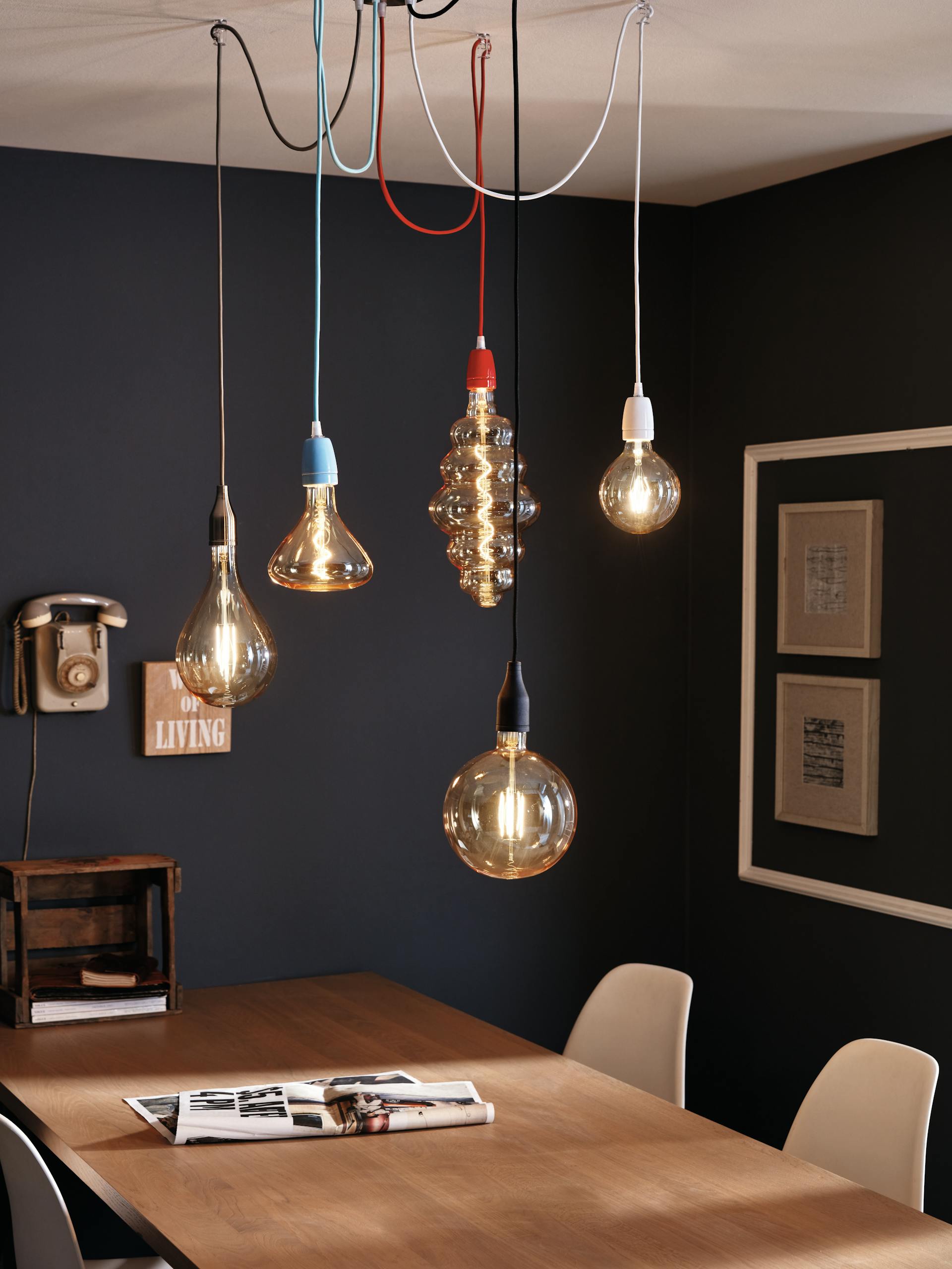 Bunte Deckenleuchte über Esstisch