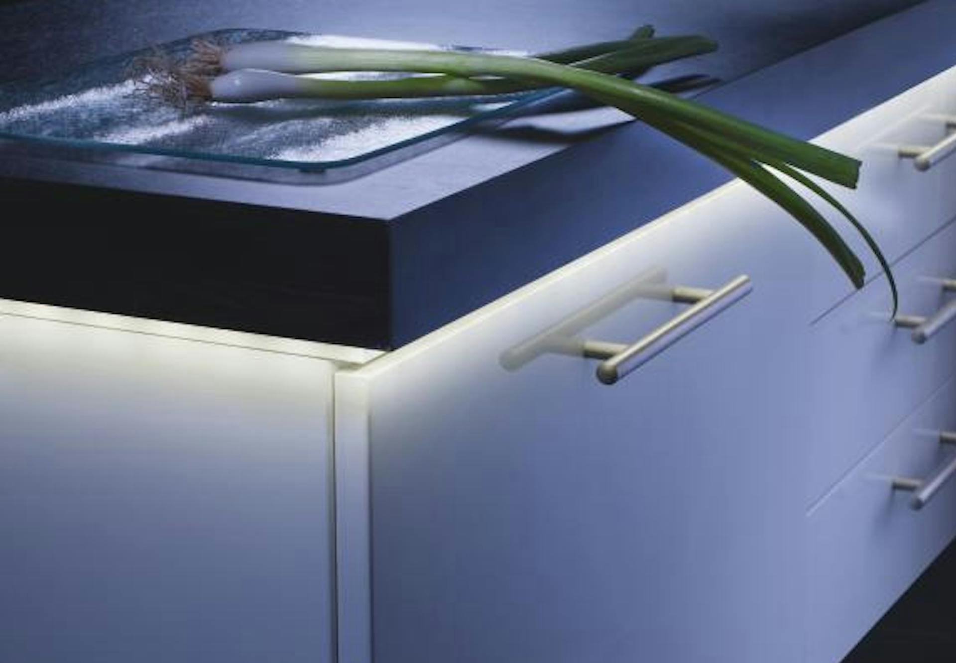 Piano di lavoro con luce indiretta