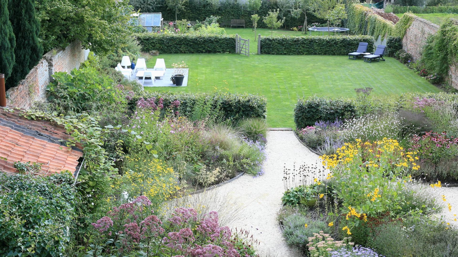 Ein großer Garten wird durch Hecken in drei Teile unterteilt.