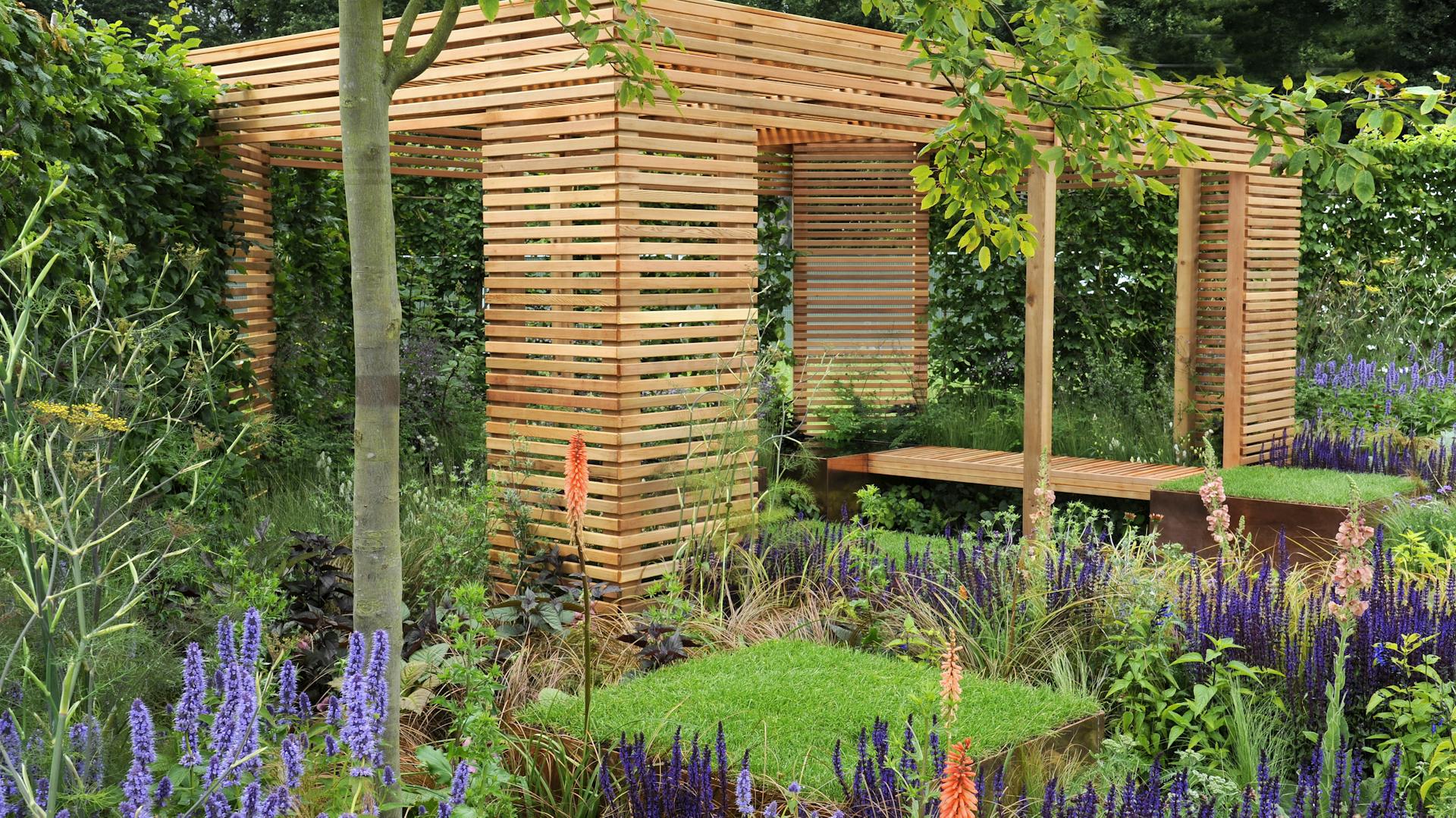 Pergola aus Holzlatten.