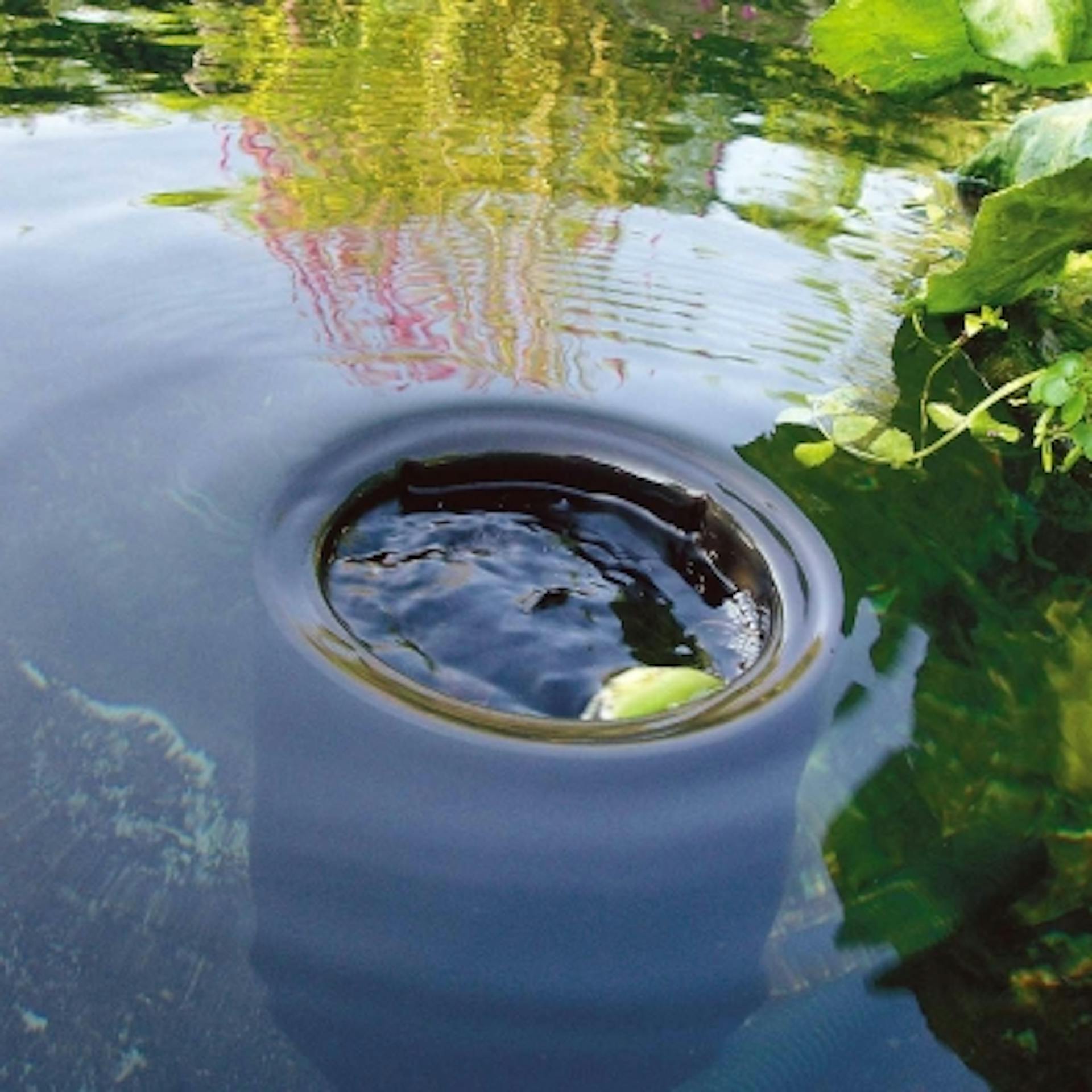 A kerti tóban oxigénellátást biztosító tószűrőt használnak.