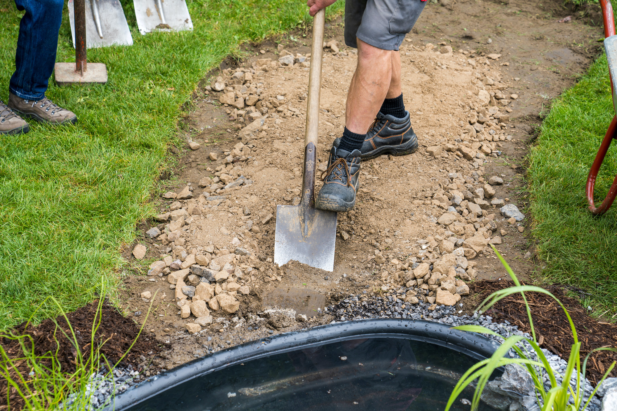 Bachlauf selber bauen Anleitung für den Garten OBI