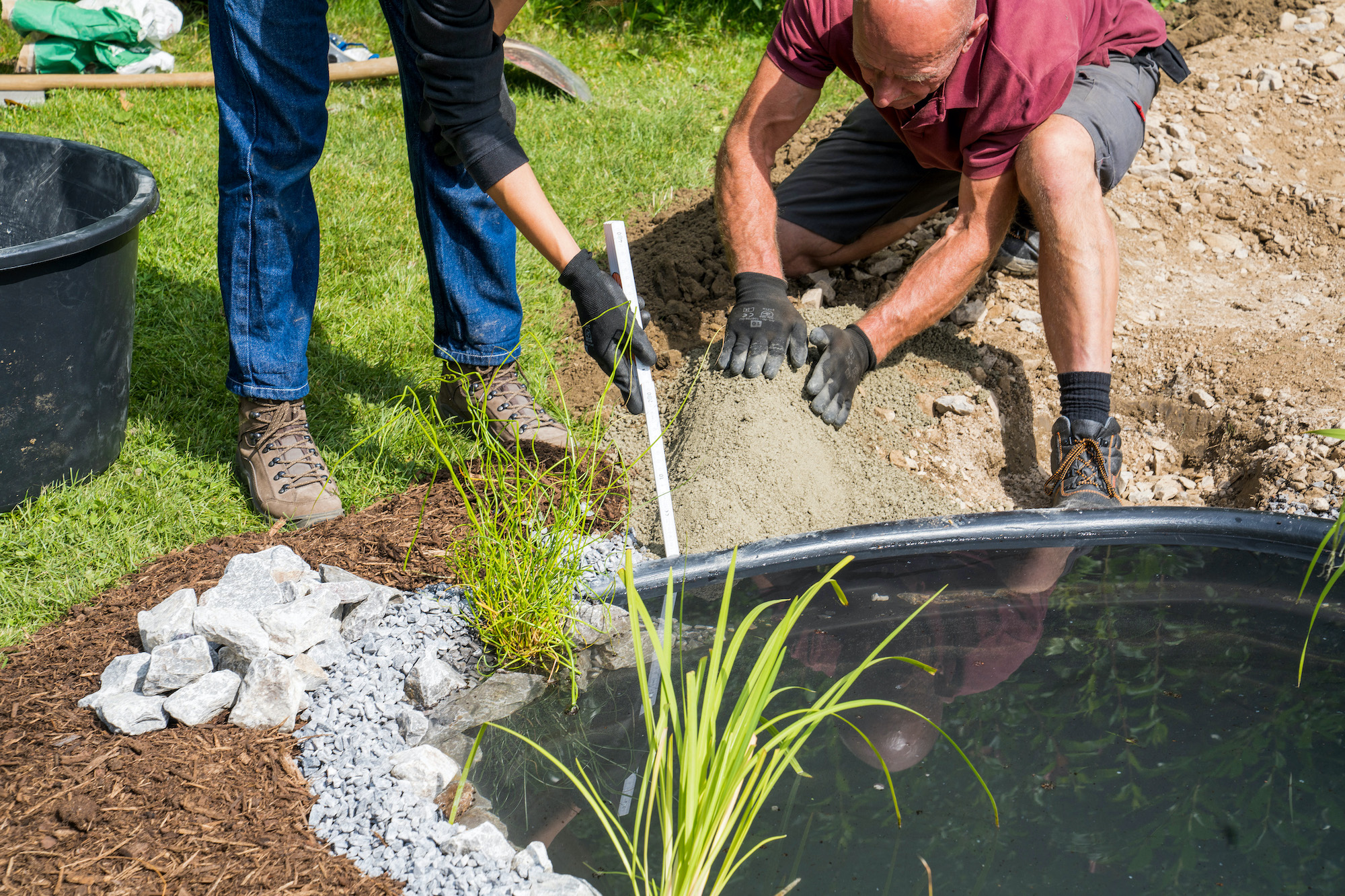 Bachlauf selber bauen Anleitung für den Garten OBI