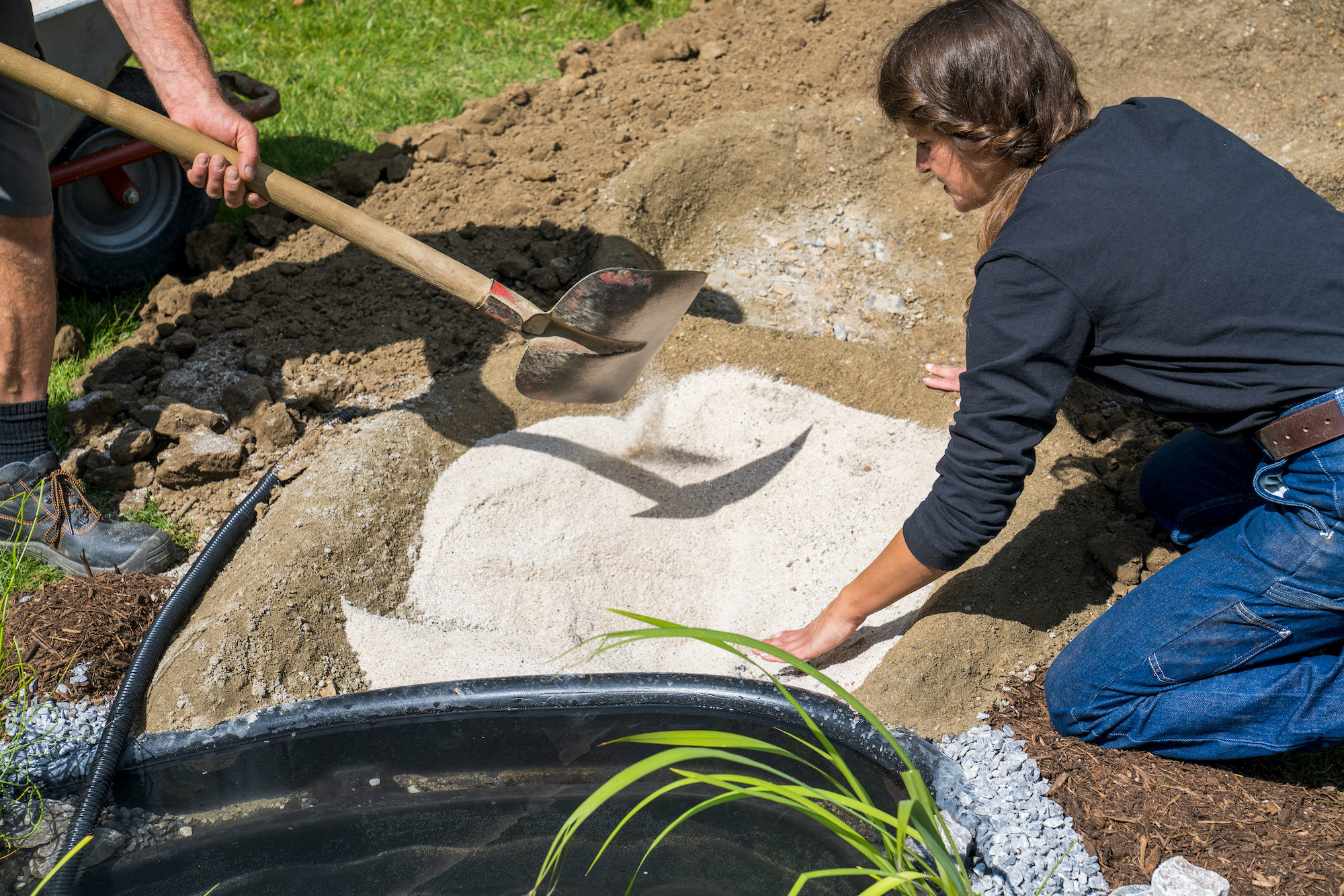 Bachlauf selber bauen Anleitung für den Garten OBI