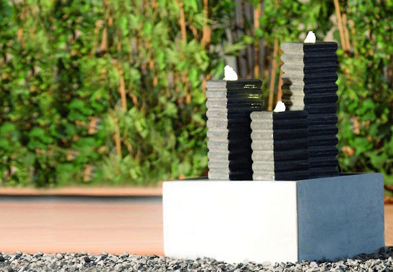 Ein dreiteiliges, puristisch wirkendes Wasserspiel in schwarzem und grauem Stahl.