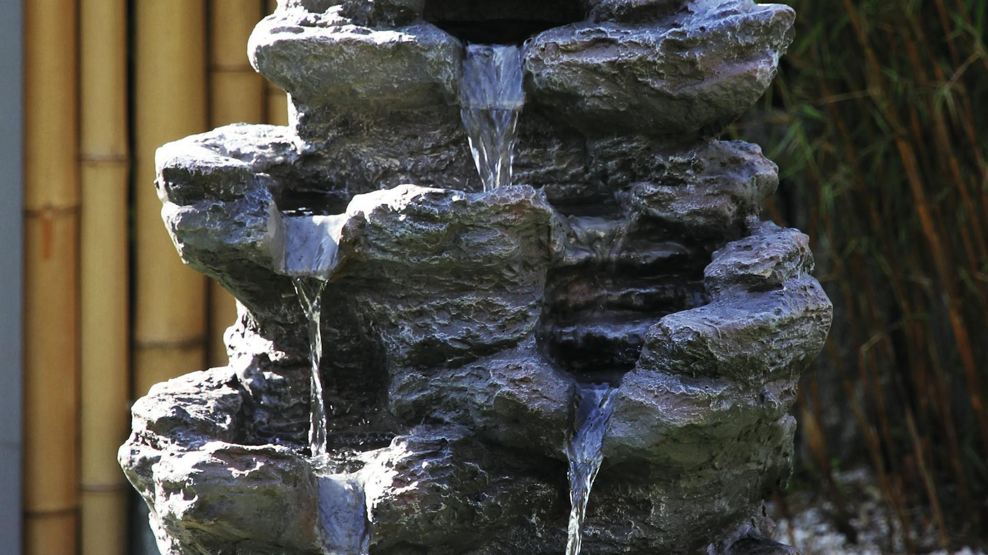 Terrasse mit asiatischem Wasserlauf.
