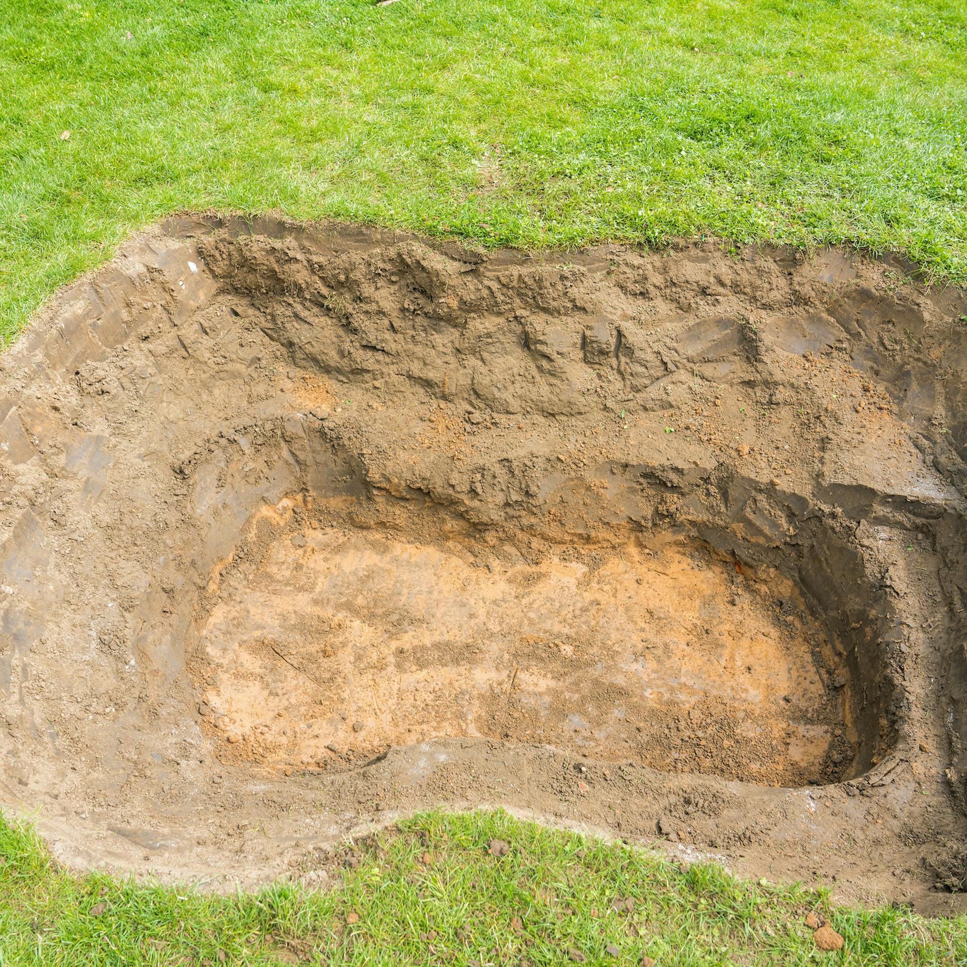 Die fertige Teichgrube