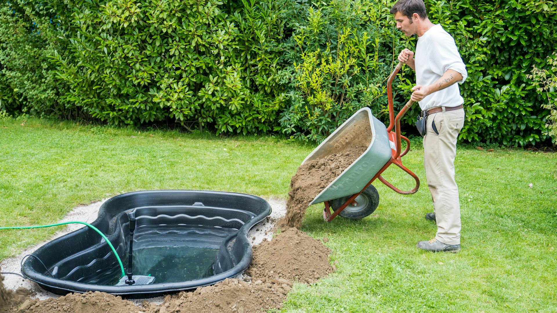 Ein Heimwerker baut einen Teich.