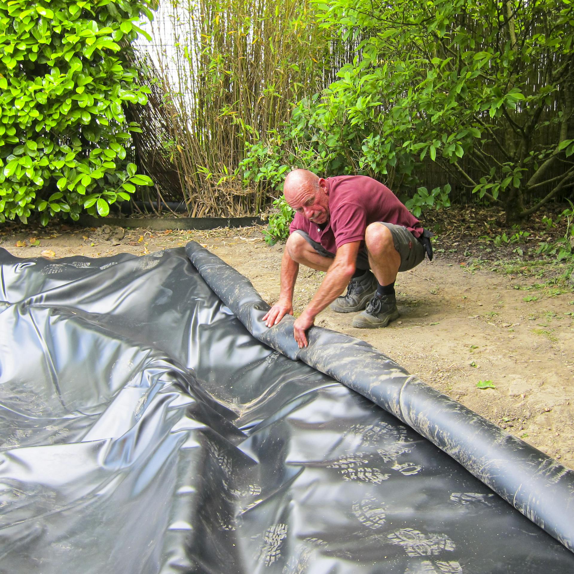 Ausgebreitete Teichfolie mit Überstand