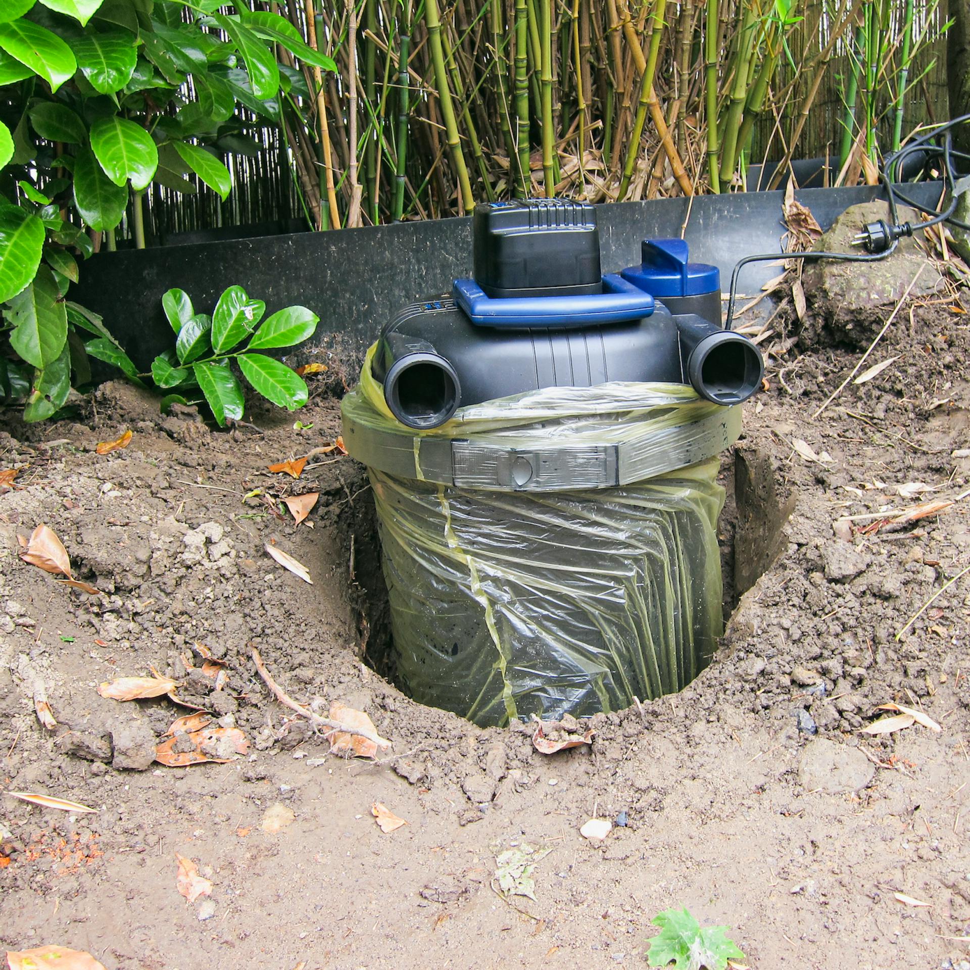 A tószűrő köré egy műanyag zacskót kötnek, és azt a földbe szúrják.