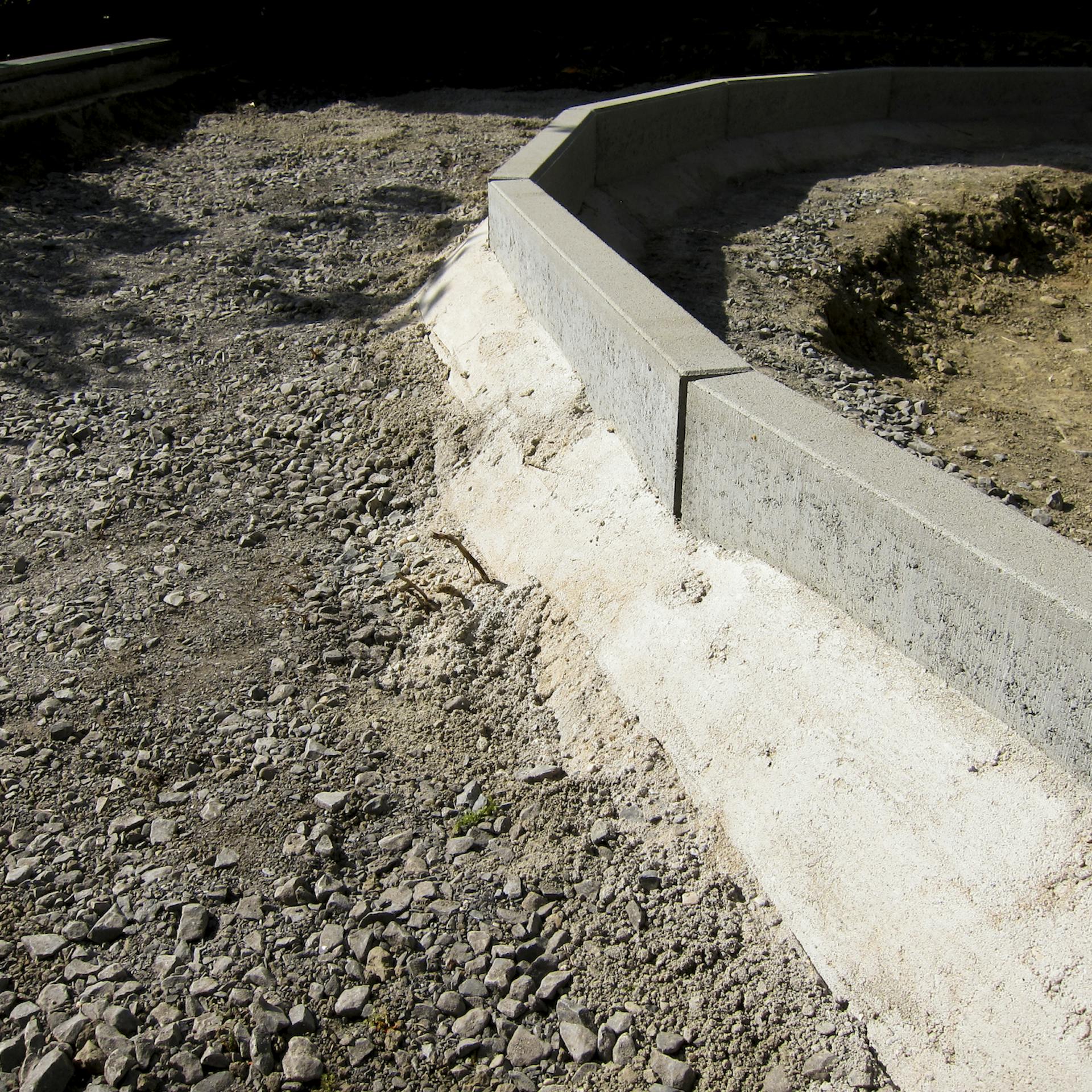 Kantsteinbegrenzung mit Rückenstütze aus Beton