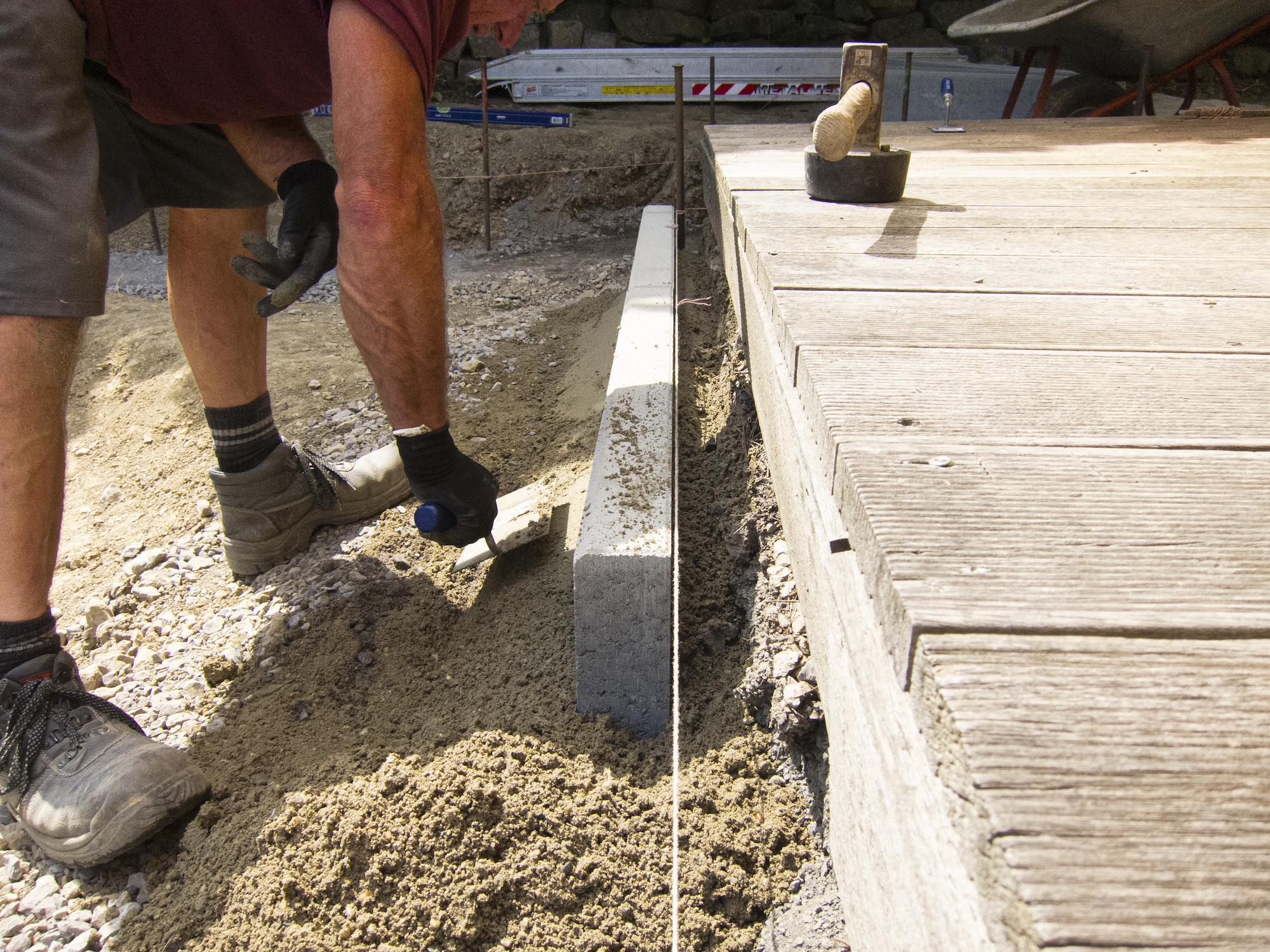 Jemand setzt Kantensteine