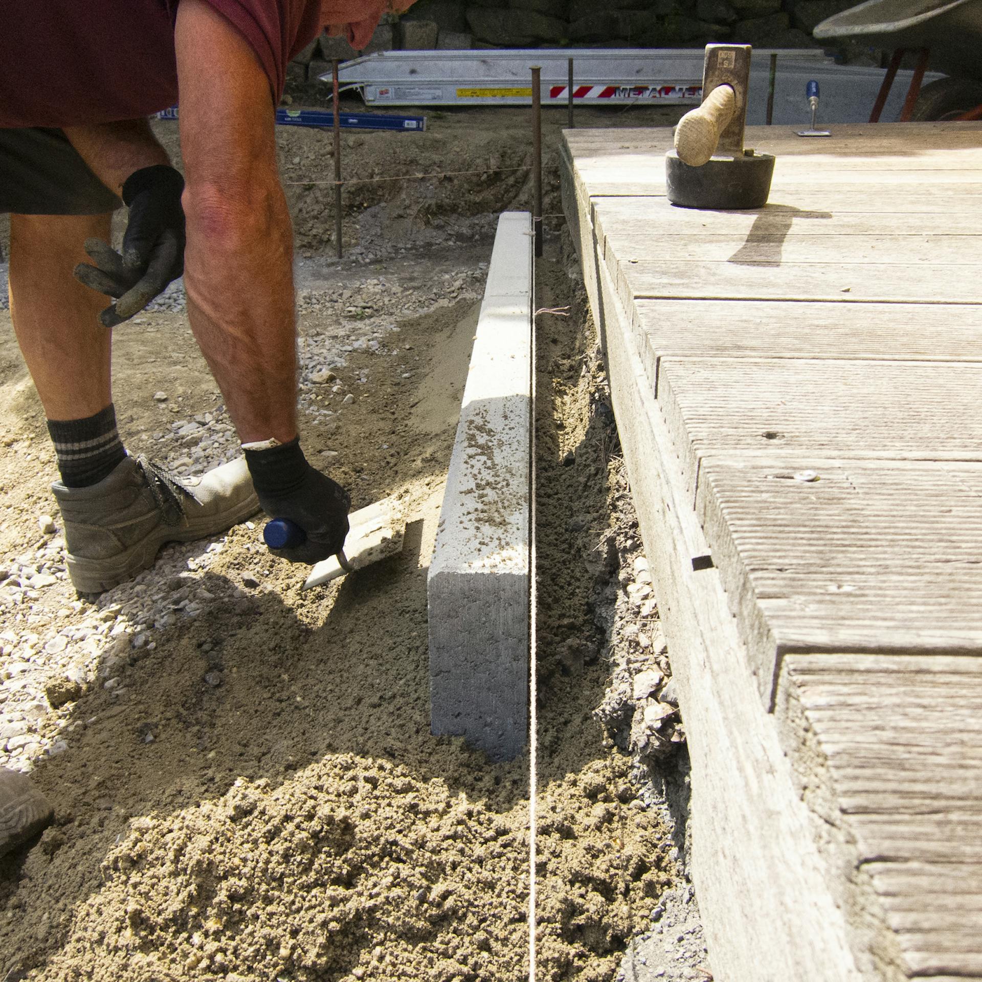 Jemand setzt Kantensteine