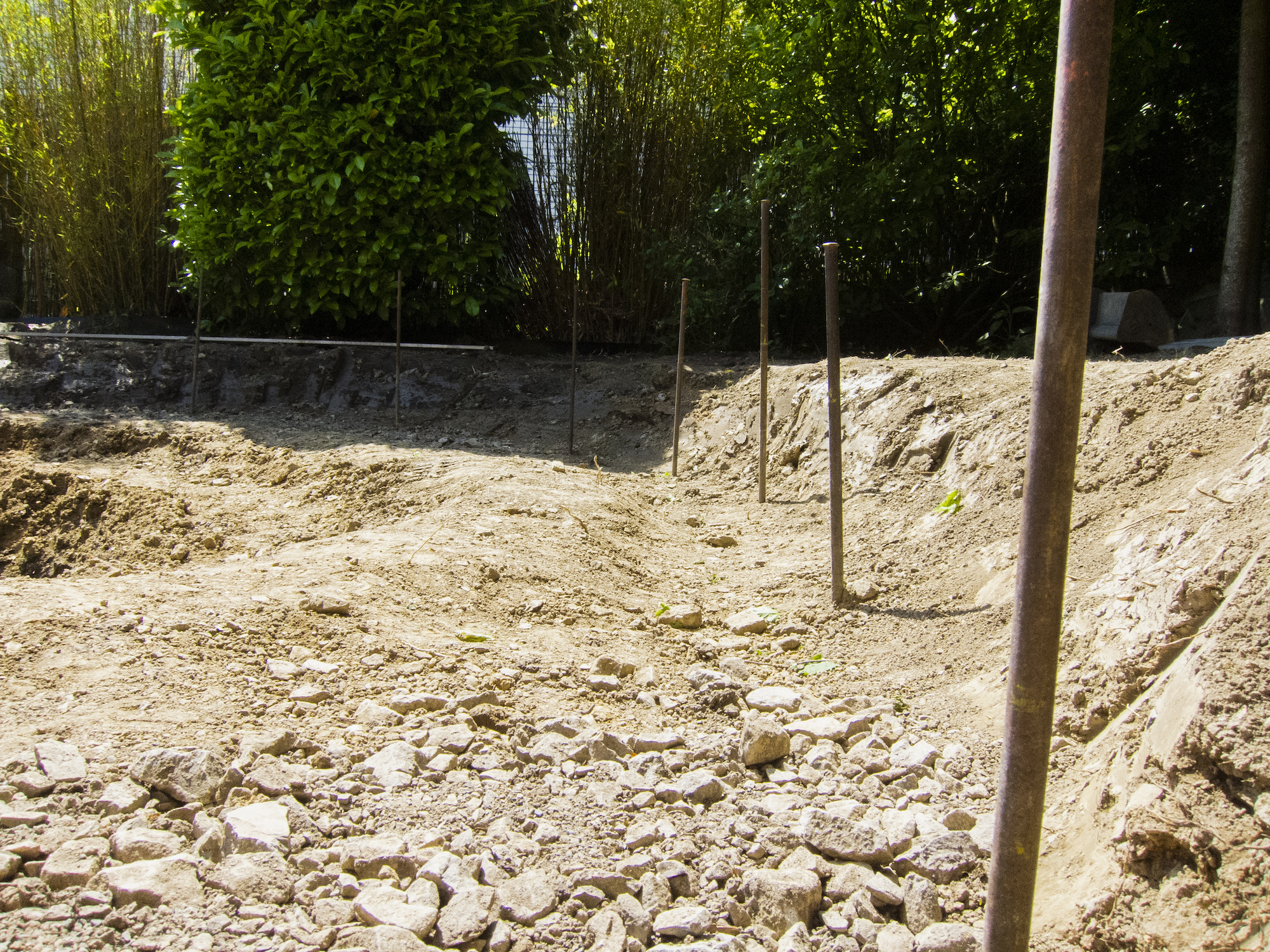 Schurnägel sind im Boden platziert.