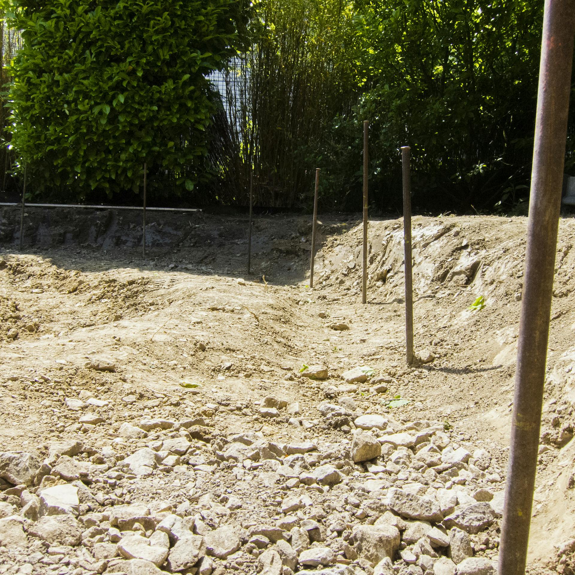 Schurnägel sind im Boden platziert.