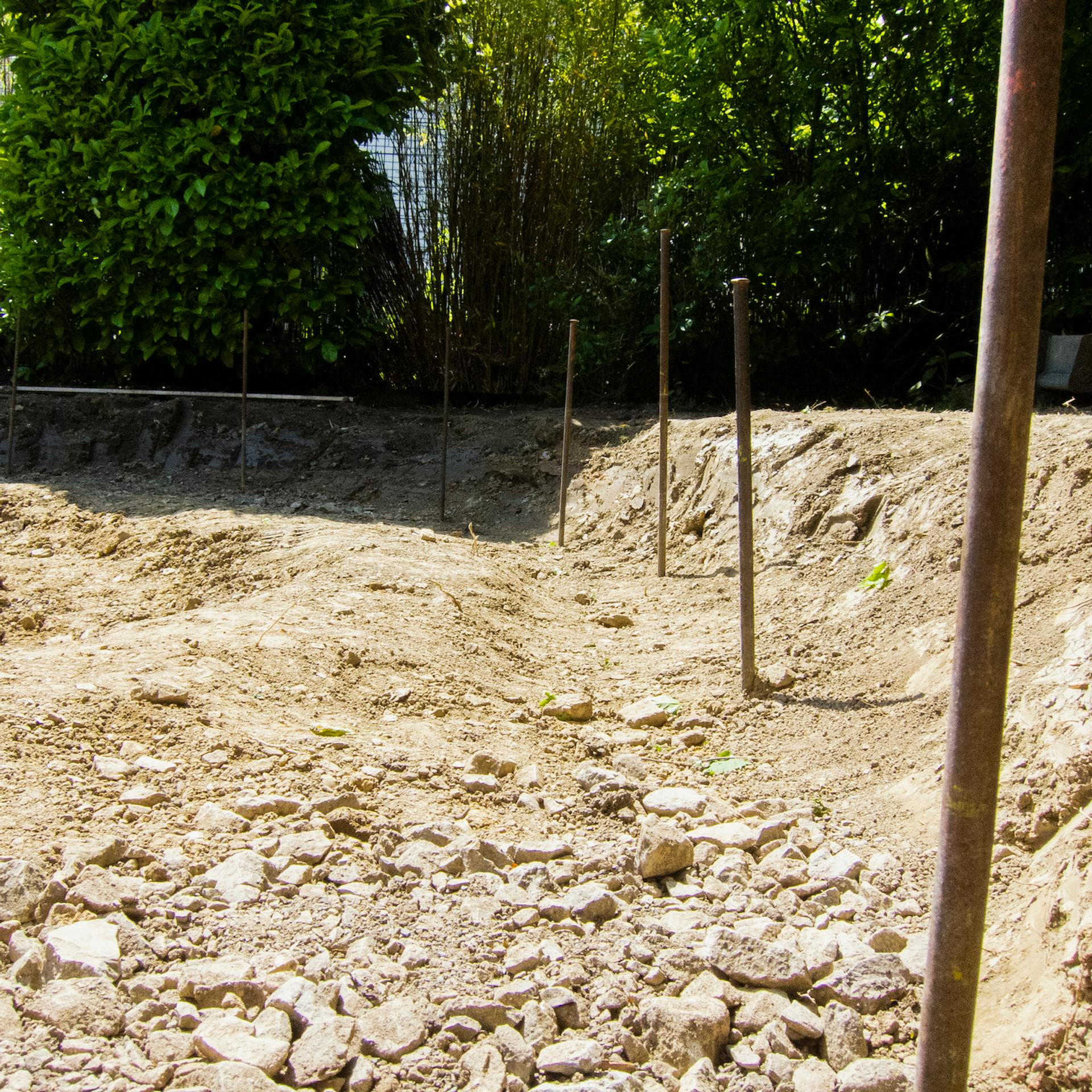 Cövekek a földbe ütve.