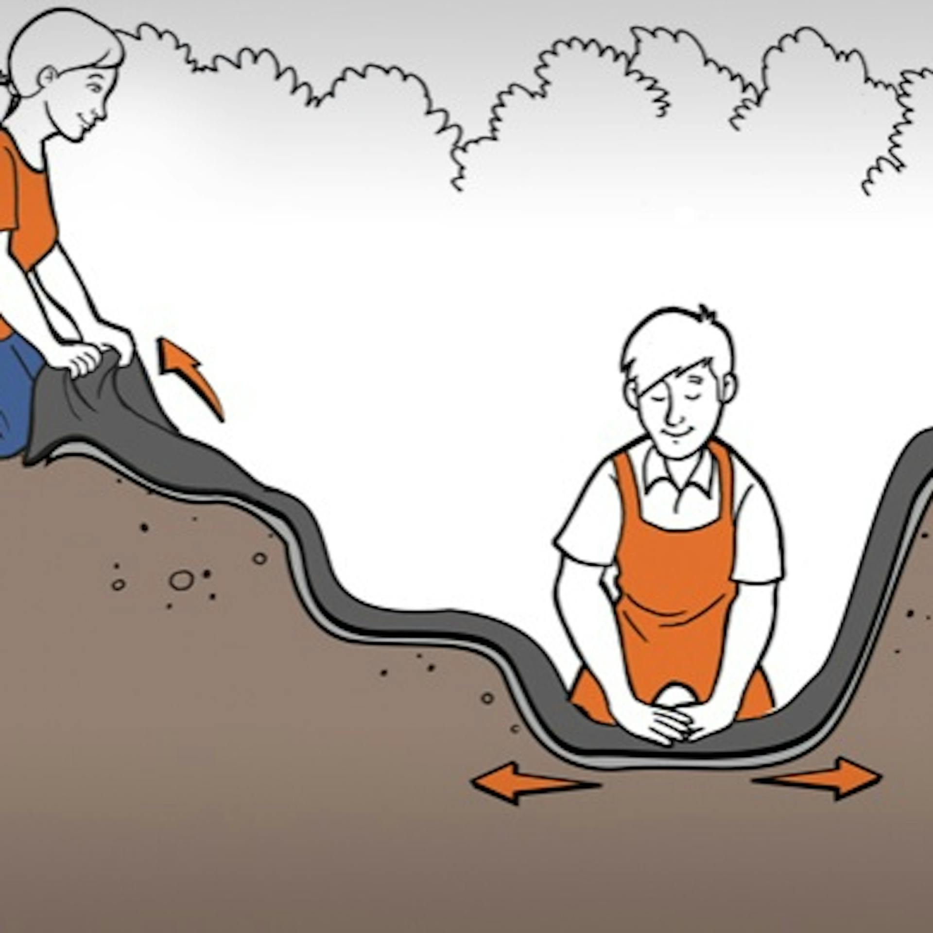 Due persone posano la pellicola per laghetti nella buca scavata