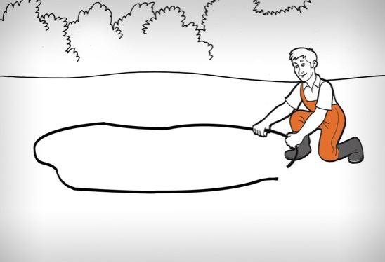 Un uomo definisce l’ingombro di una piscina per cani posando a terra una corda