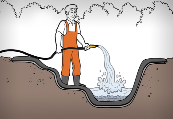 Jemand lässt Wasser in einen Hundepool einlaufen