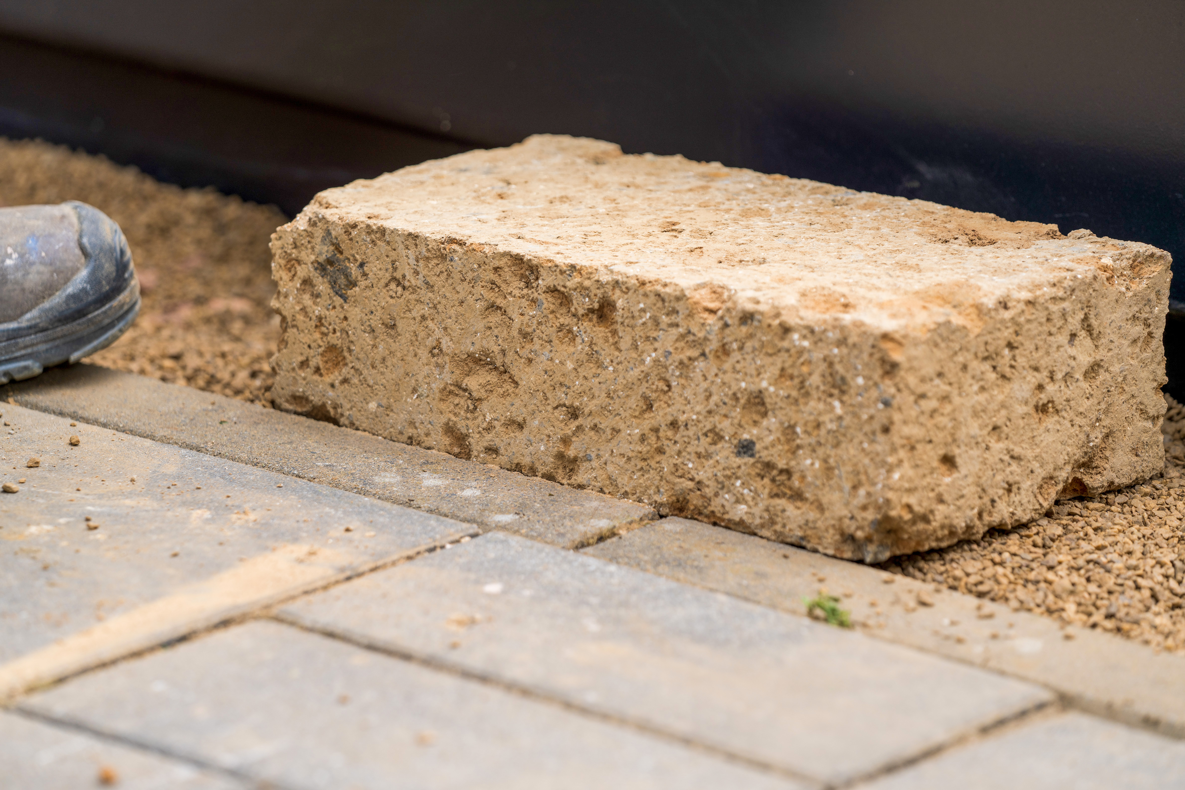 Tufakő a terasz és a tómeder között