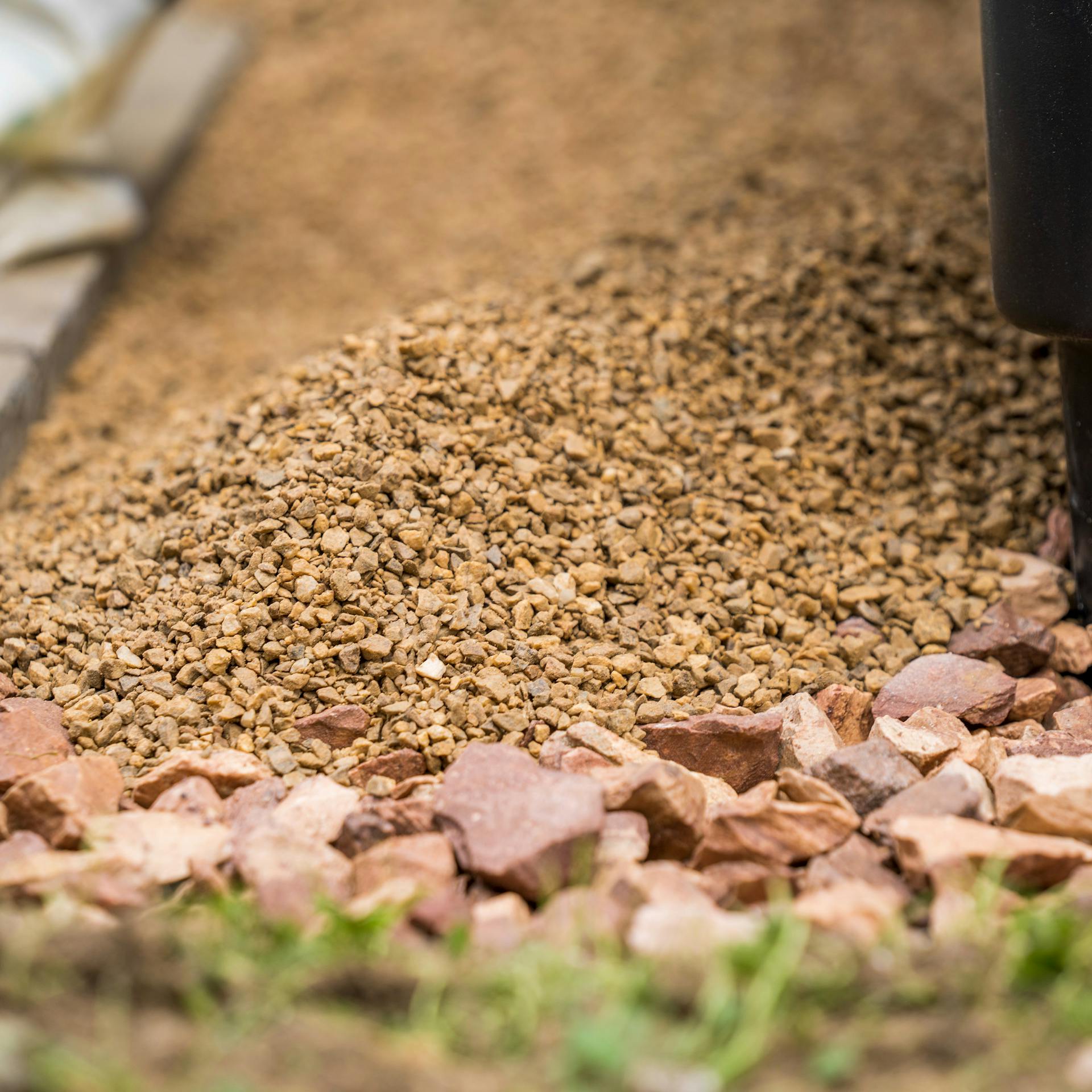 Feiner Splitt auf grobem Splitt