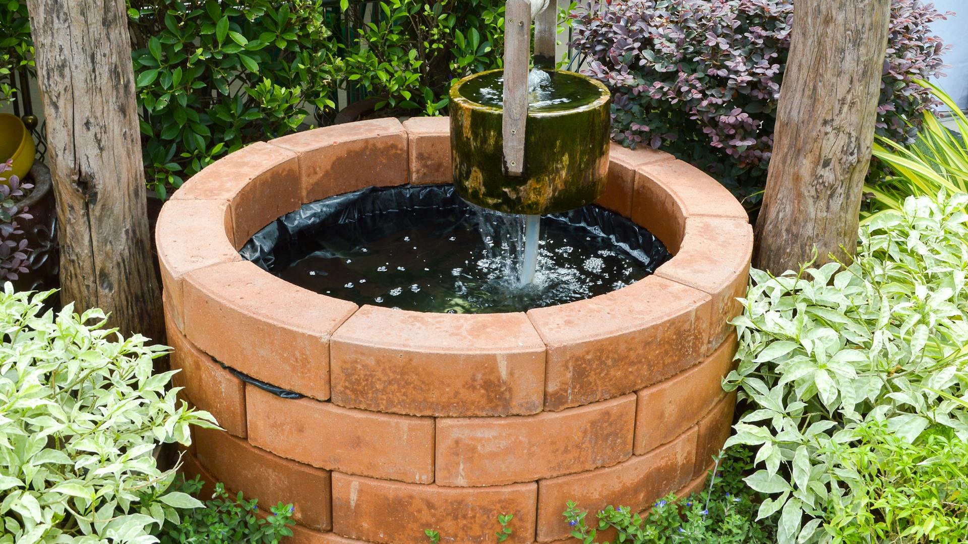 Selbstgebauter Hochteich mit Teichfolie in Brunnenoptik