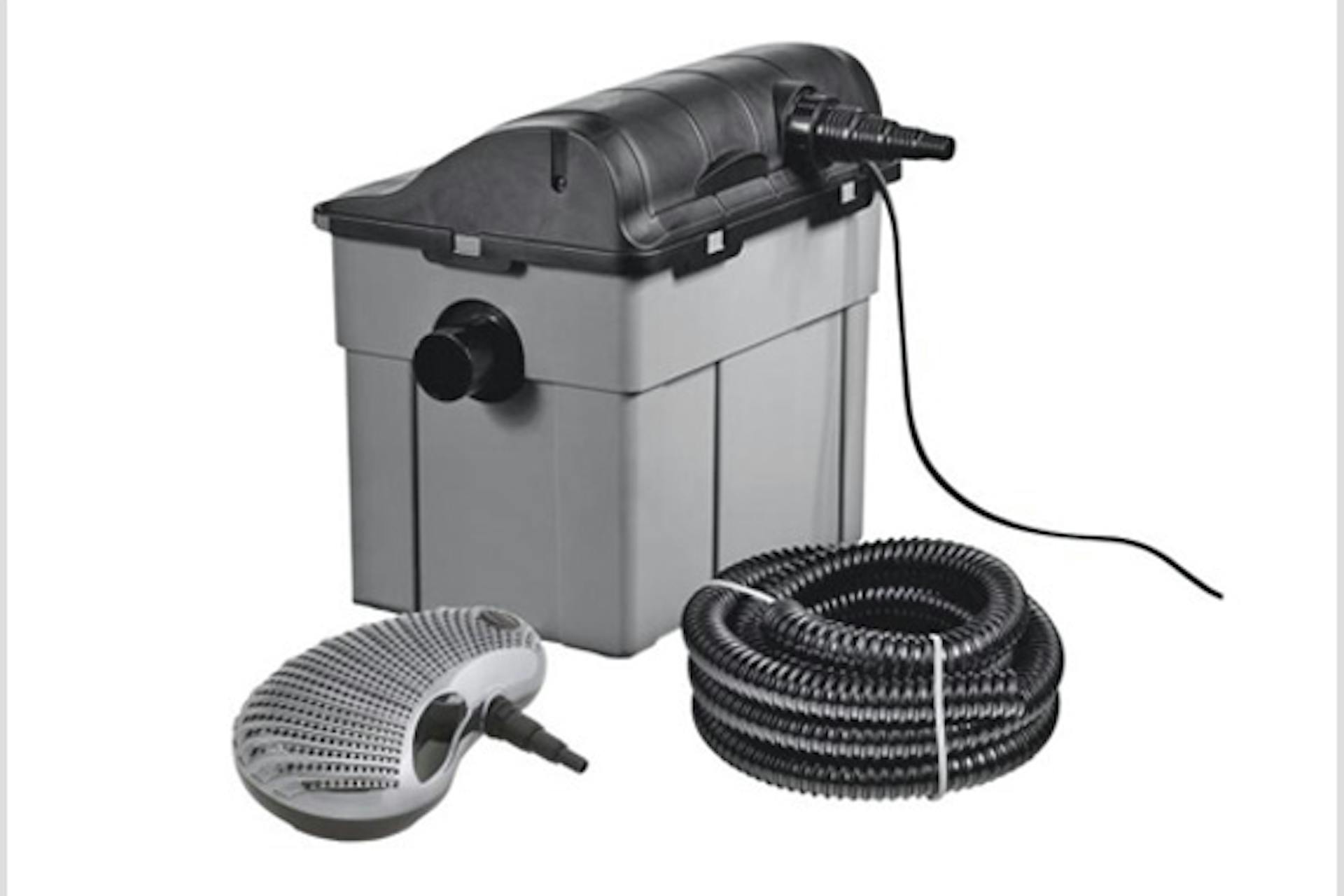 Teichfilteranlage mit Zubehör und Schlauch.