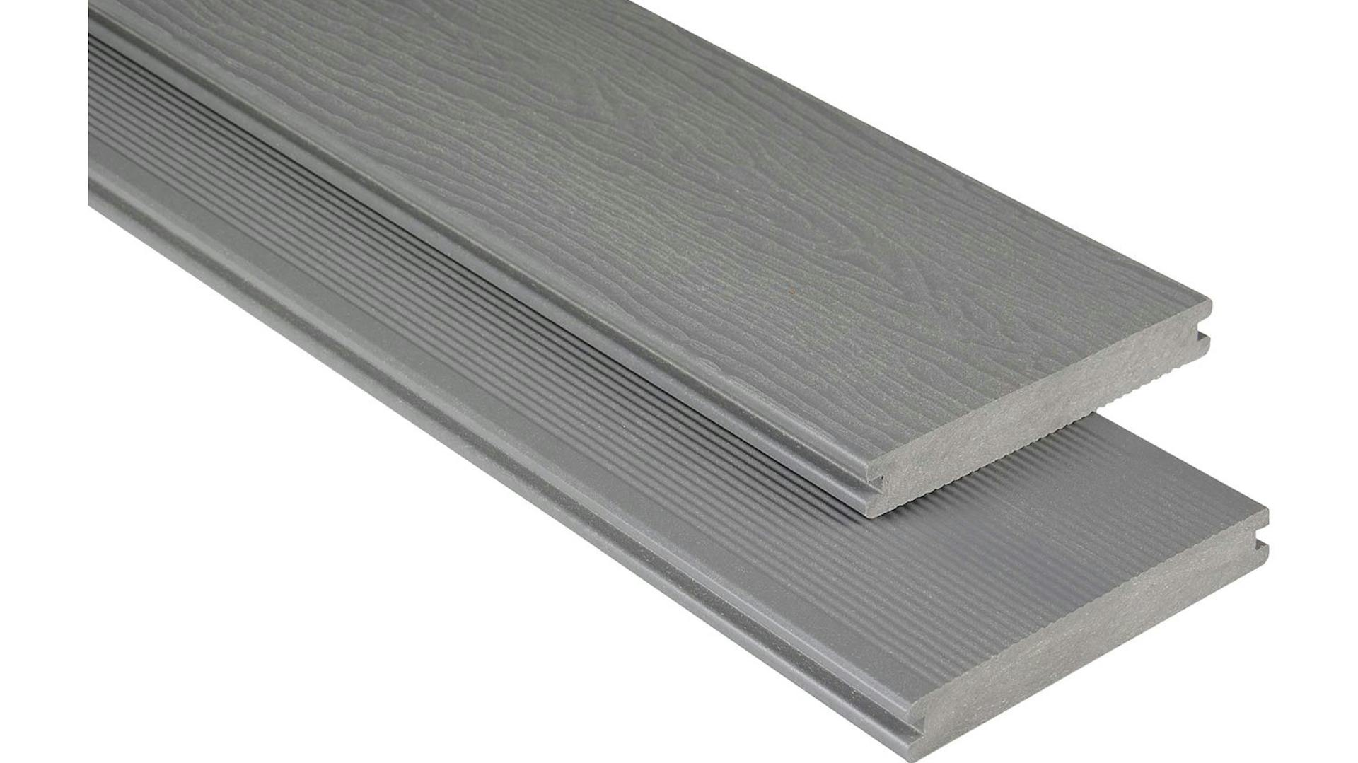 Vista dettagliata di un asse per terrazza in WPC pieno