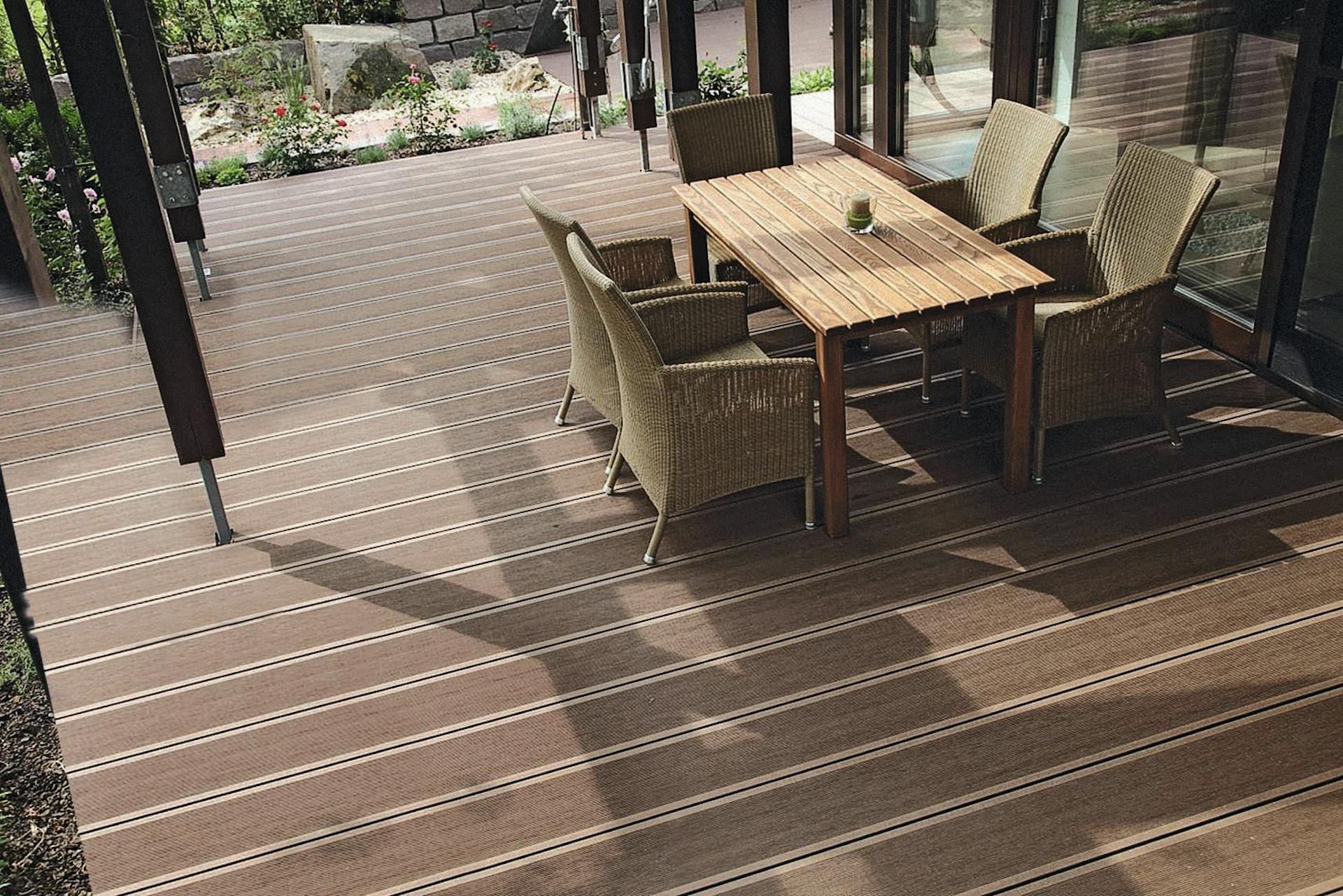 Terrasse mit WPC Dielen in braun