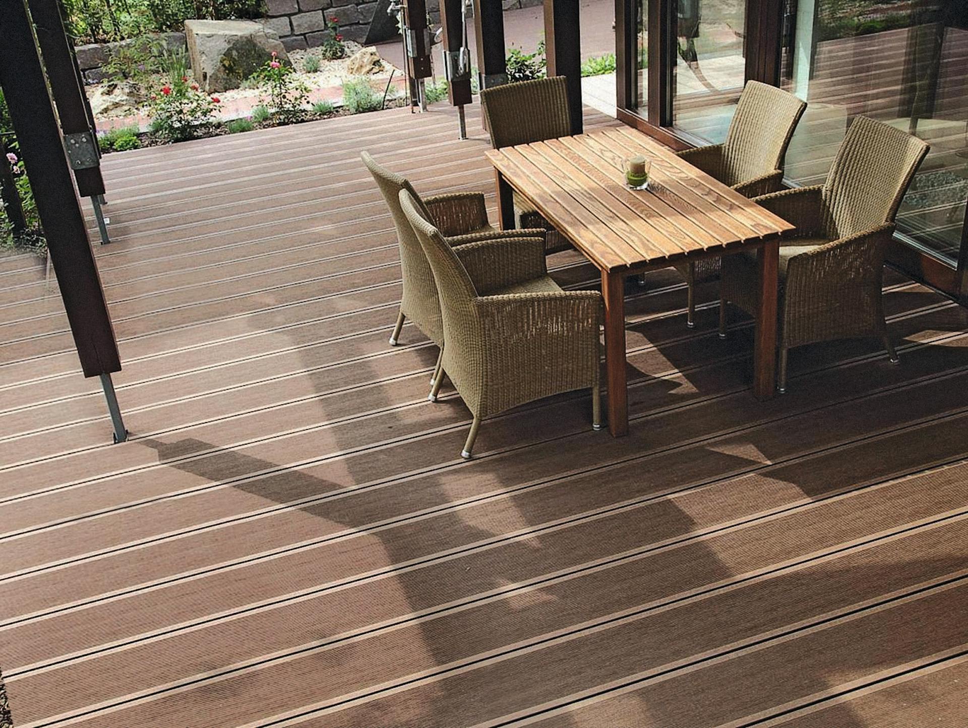 Braune WPC-Dielen auf einer Terrasse