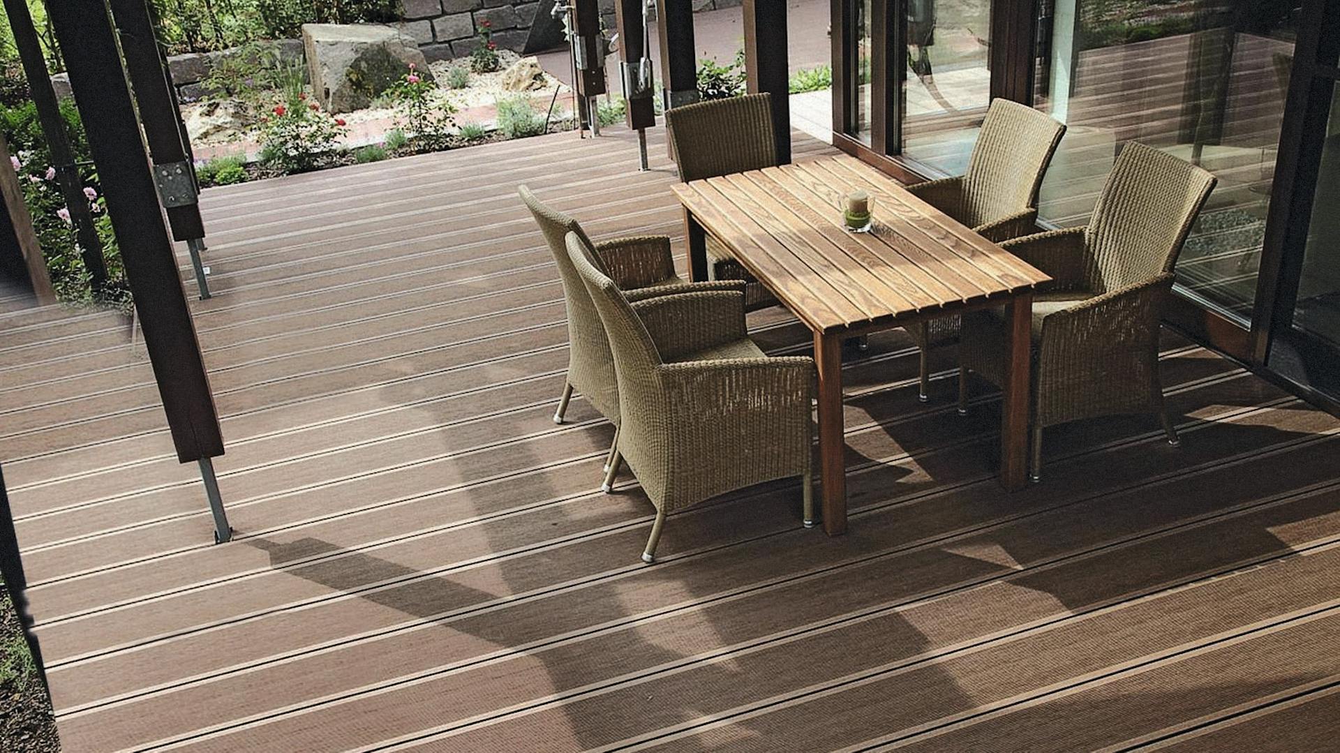 Terrasse aus braunem WPC mit Gartenmöbel