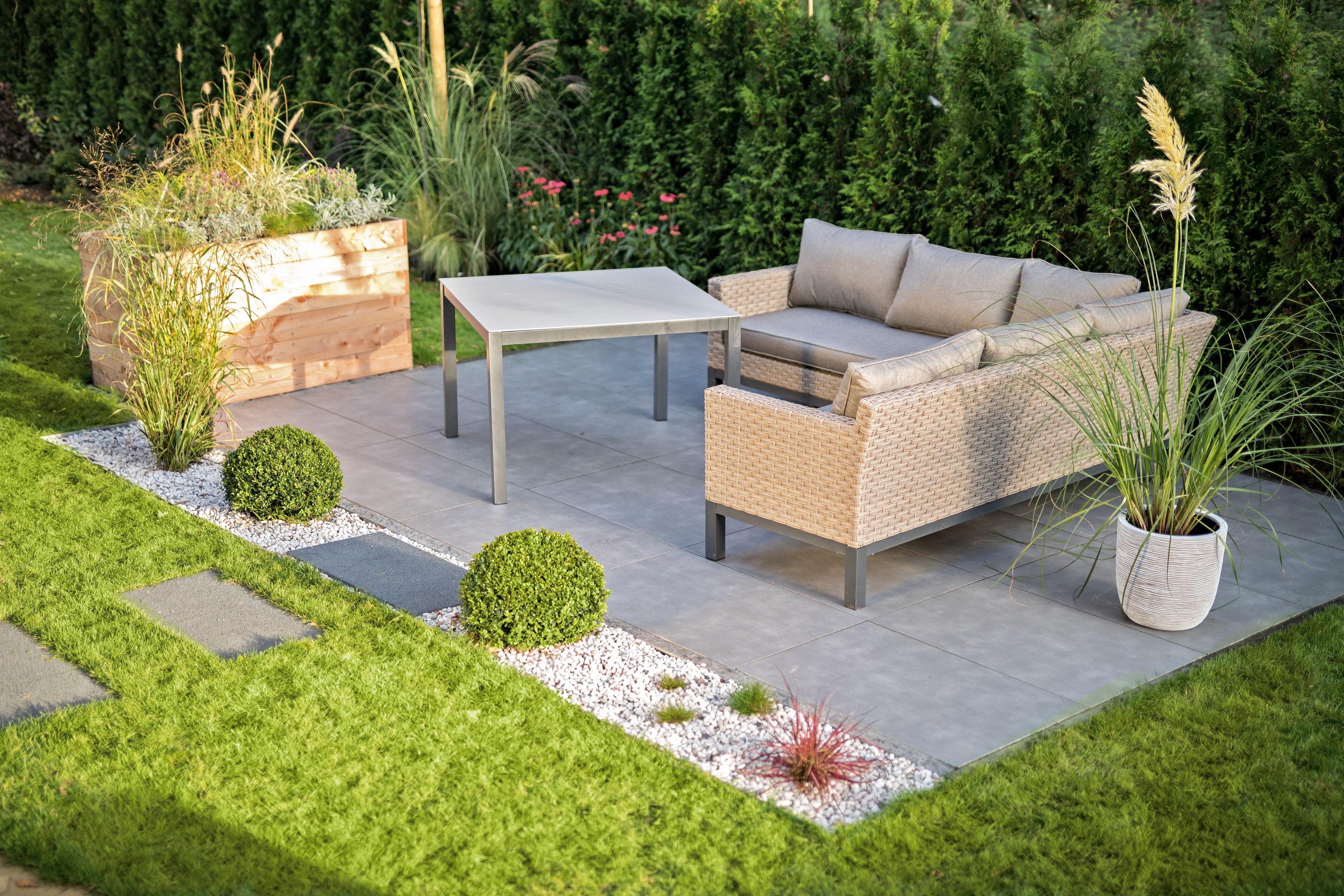 Gruppo lounge al centro di un ampio giardino