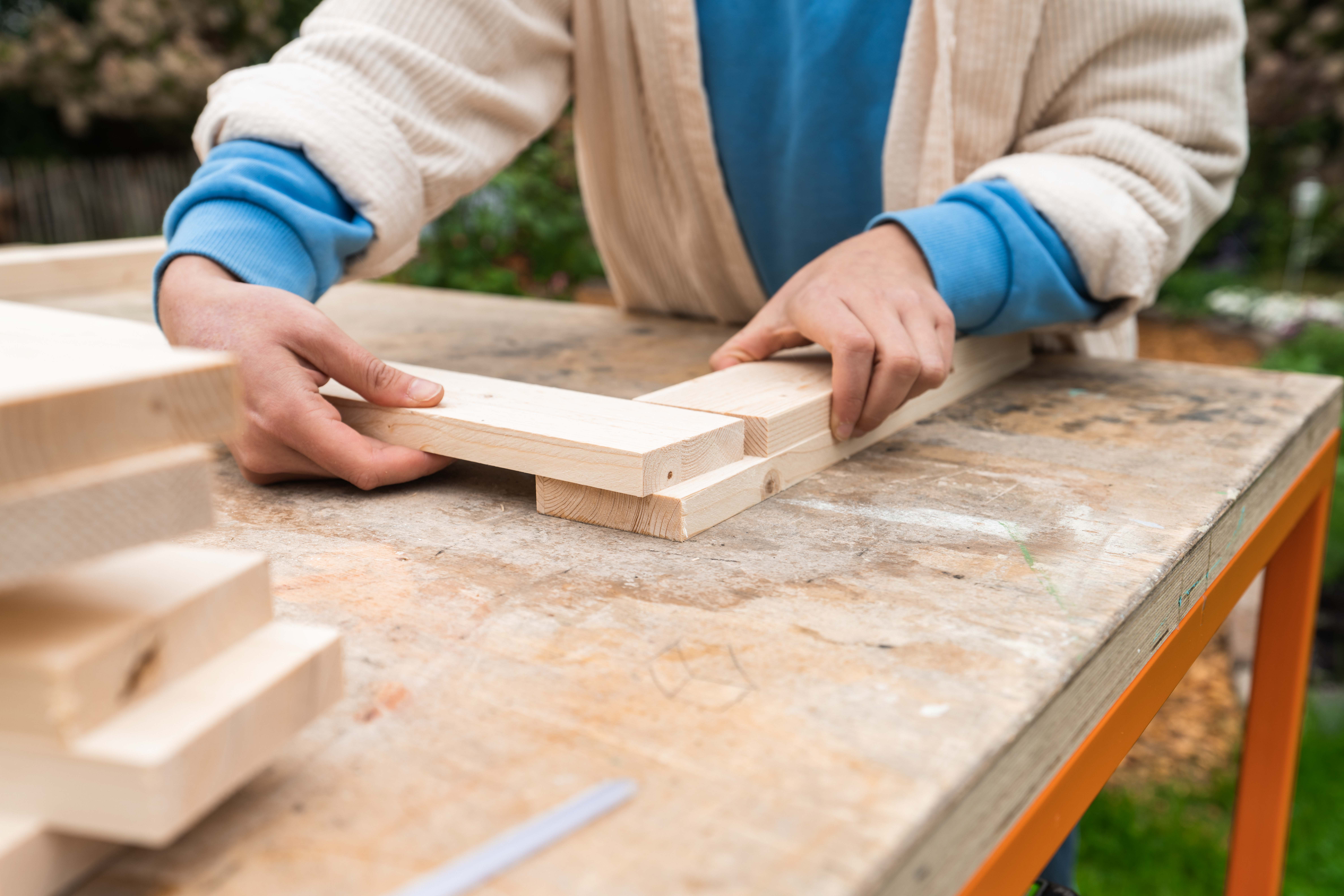 Minimalistische Holzbank selber bauen OBI