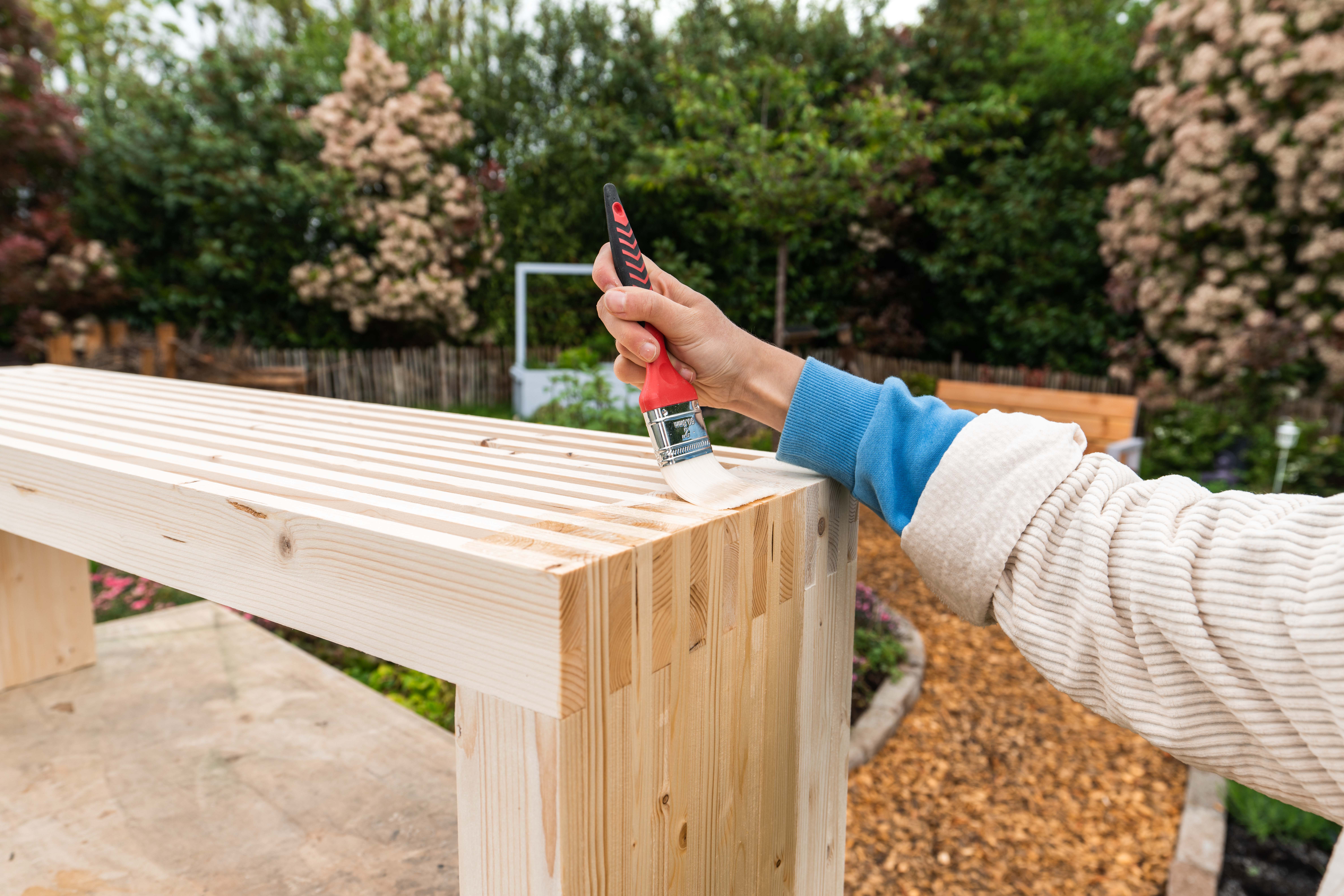 Minimalistische Holzbank selber bauen OBI