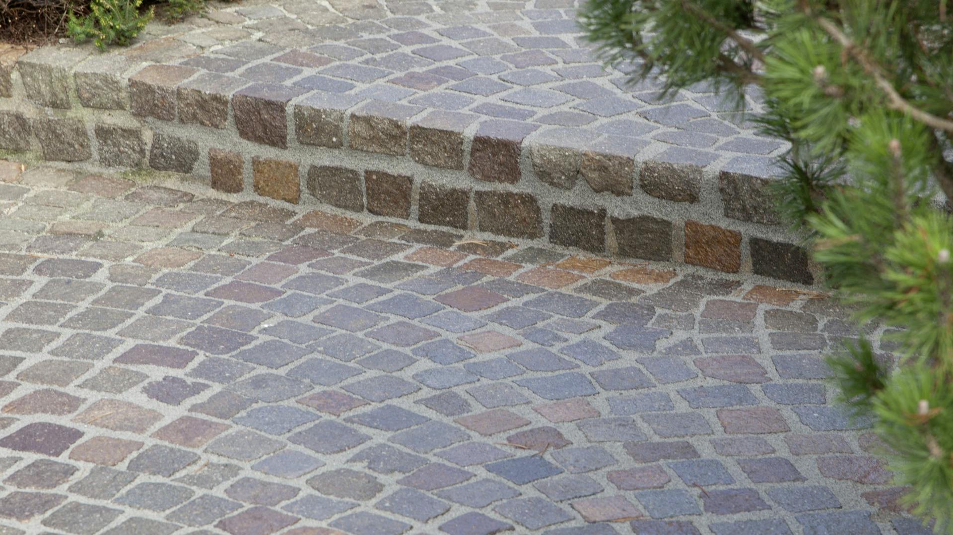 Ein Gartenweg aus Natursteinpflaster